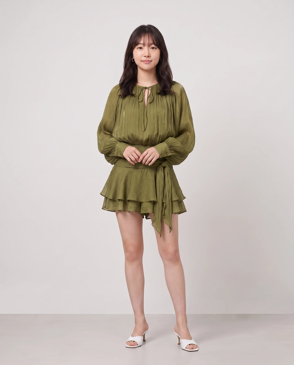 Robe courte tunique en mousseline à manches ballon Louna en Vert Olive, vue de face en pied