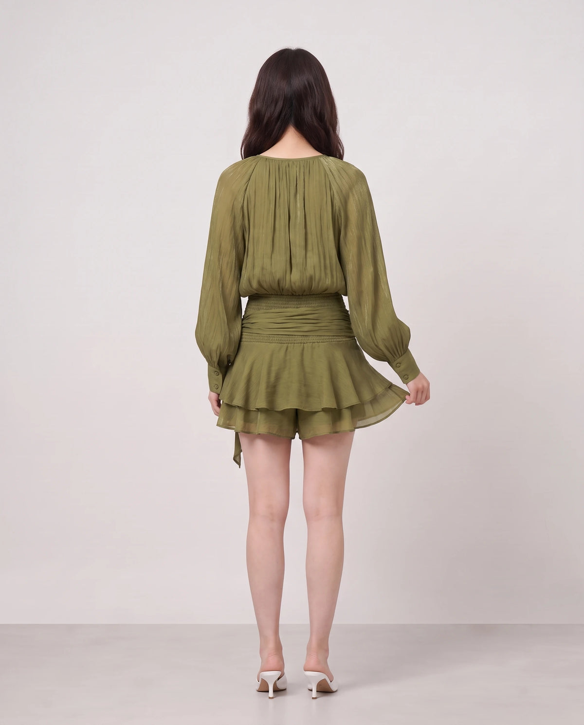 Robe courte tunique en mousseline à manches ballon Louna en Vert Olive, vue de dos
