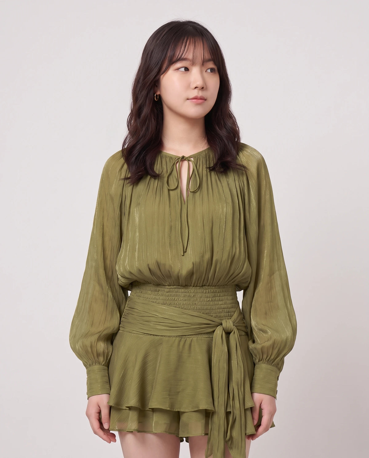 Robe courte tunique en mousseline à manches ballon Louna en Vert Olive, détail de l'encolure nouée et des manches ballon