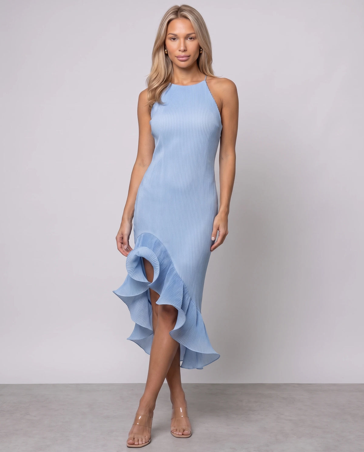 Neckholder-Plisseekleid mit skulpturalen Volants Florie in Himmelblau, Vorderansicht in ganzer Länge
