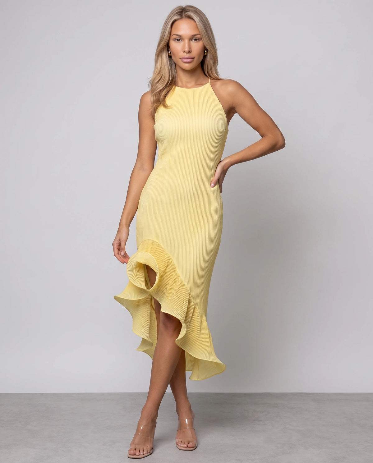 Neckholder-Plisseekleid mit skulpturalen Volants Florie in Hellgelb, Vorderansicht in ganzer Länge
