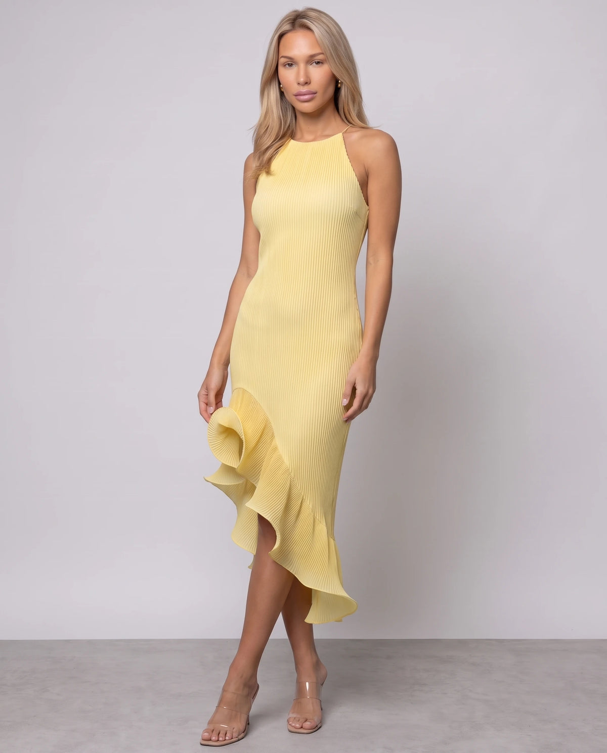Neckholder-Plisseekleid mit skulpturalen Volants Florie in Hellgelb, Dreiviertelansicht