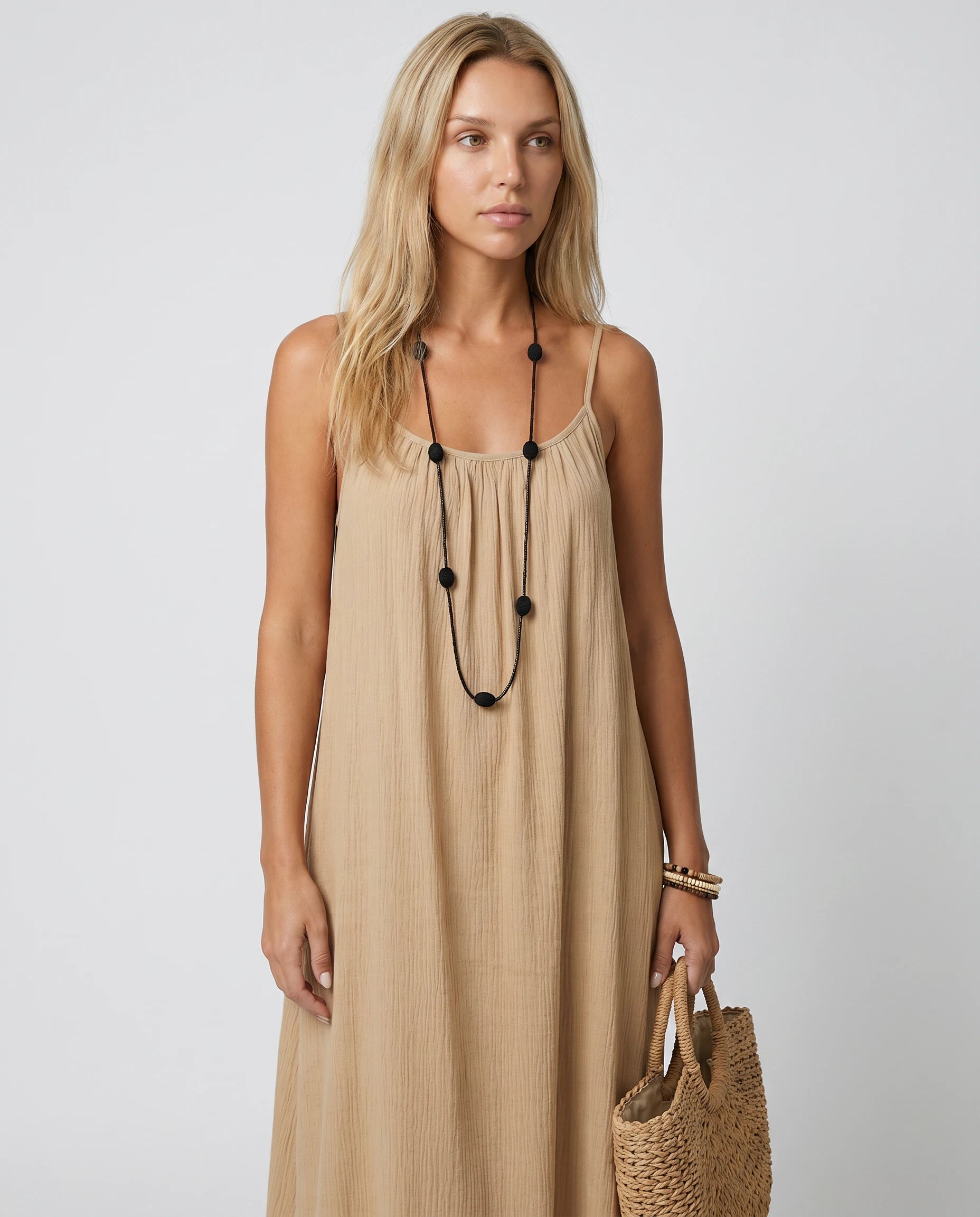 Robe longue dos nu Albane coloris beige, vue studio