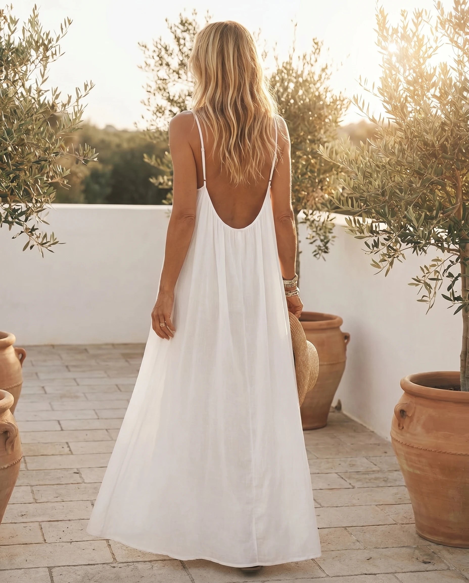 Robe longue dos nu Albane blanche, vue de dos en jardin