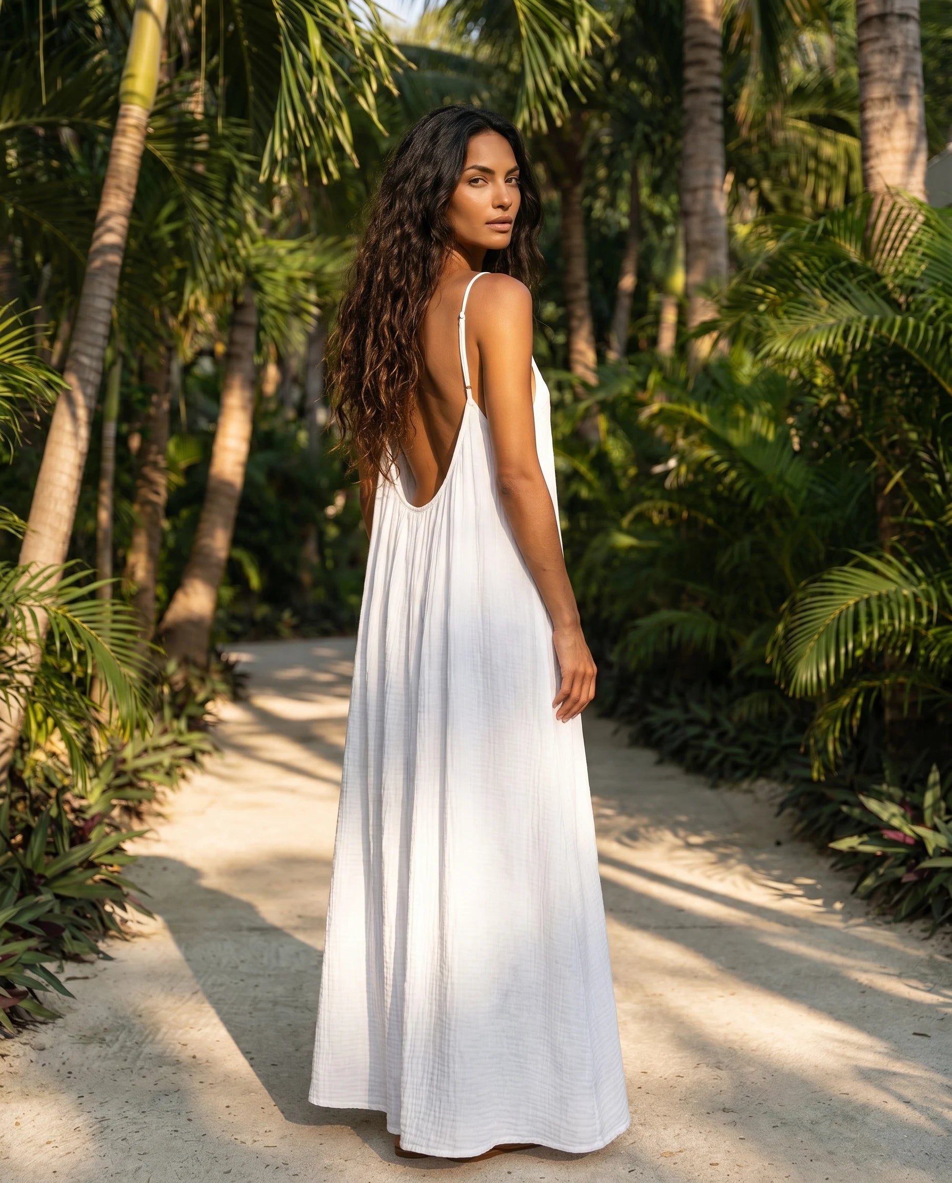 Robe longue trapèze dos nu blanc Zolena, vue de dos en allee tropicale
