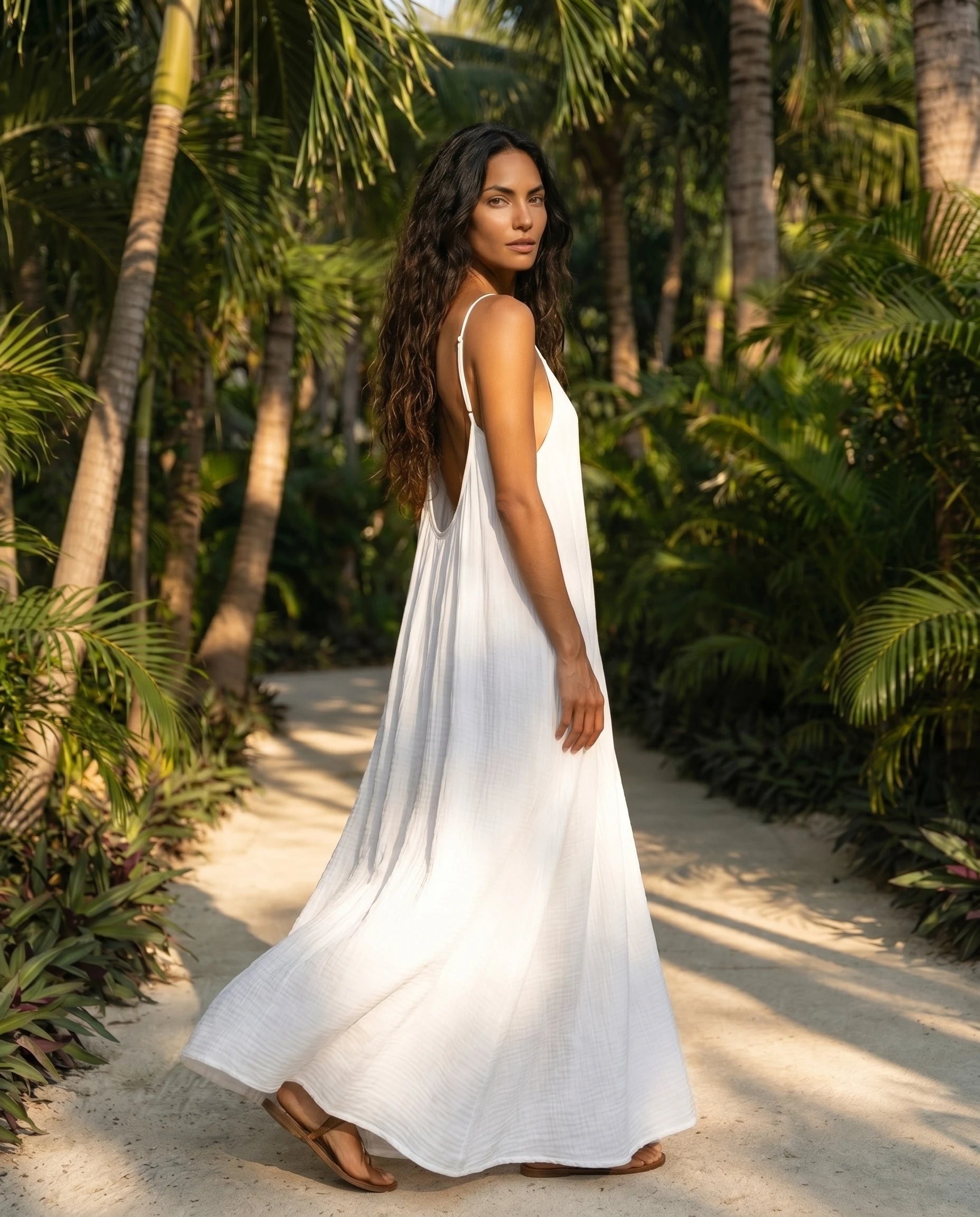 Robe longue trapèze dos nu blanc Zolena, lifestyle en marche