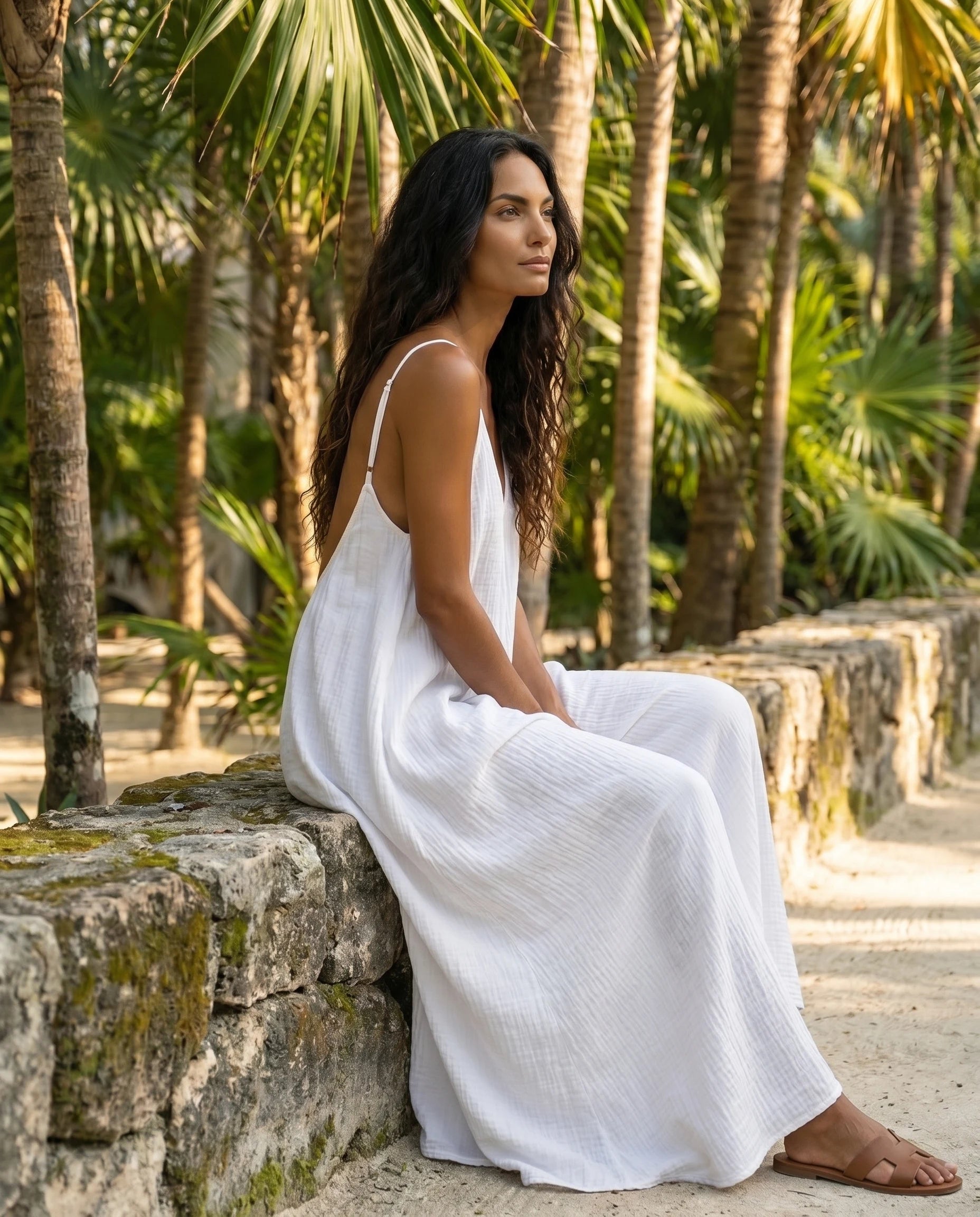 Robe longue trapèze dos nu blanc Zolena, lifestyle assise