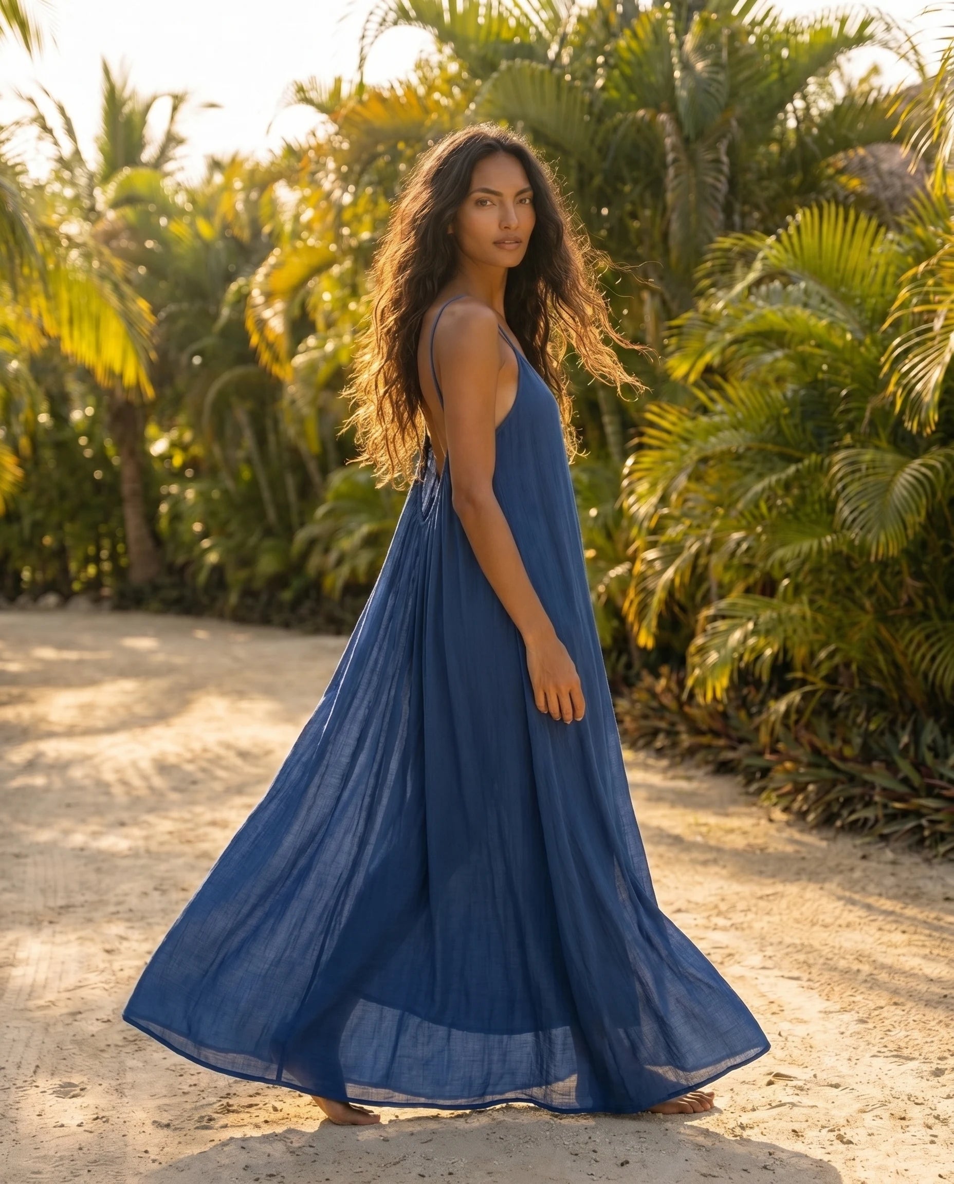 Robe longue trapèze dos nu bleu saphir Zolena, lifestyle en marche