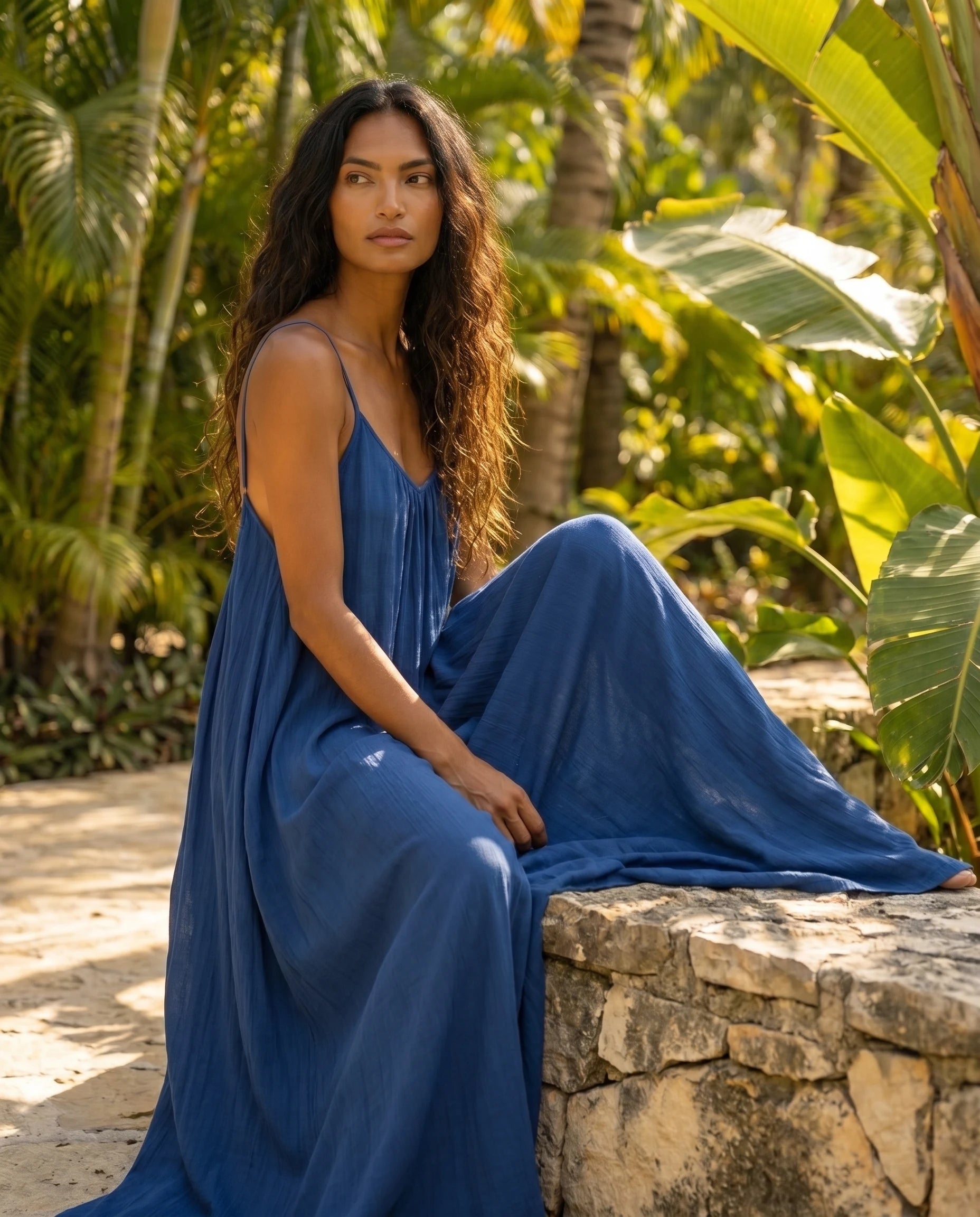 Robe longue trapèze dos nu bleu saphir Zolena, lifestyle assise