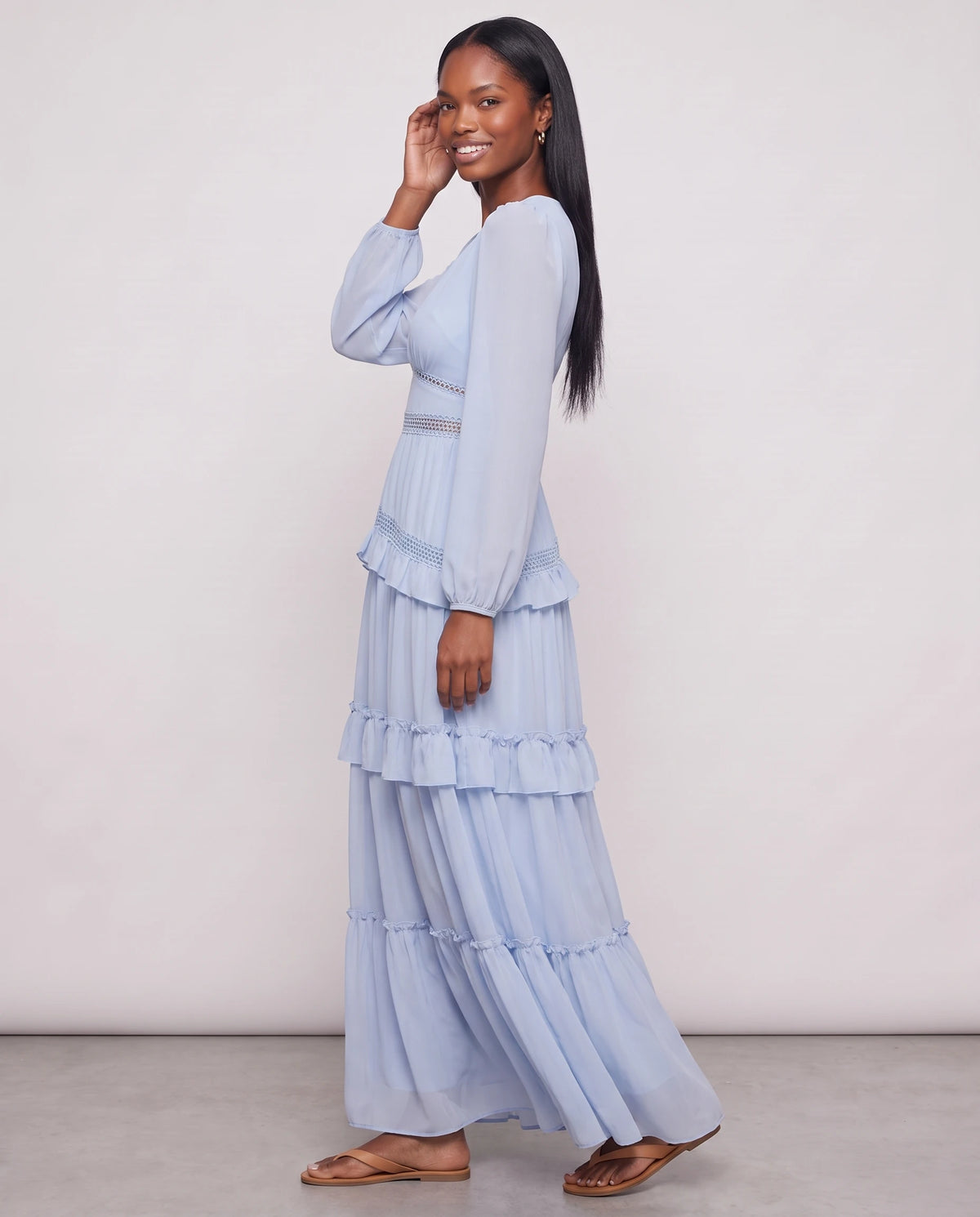 Langes Boho-Kleid mit Volants und Häkelborten Inaya in Himmelblau, Dreiviertelansicht