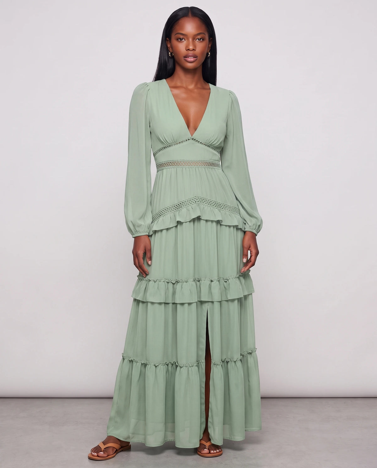 Langes Boho-Kleid mit Volants und Häkelborten Inaya in Mandelgrün, Vorderansicht in ganzer Länge