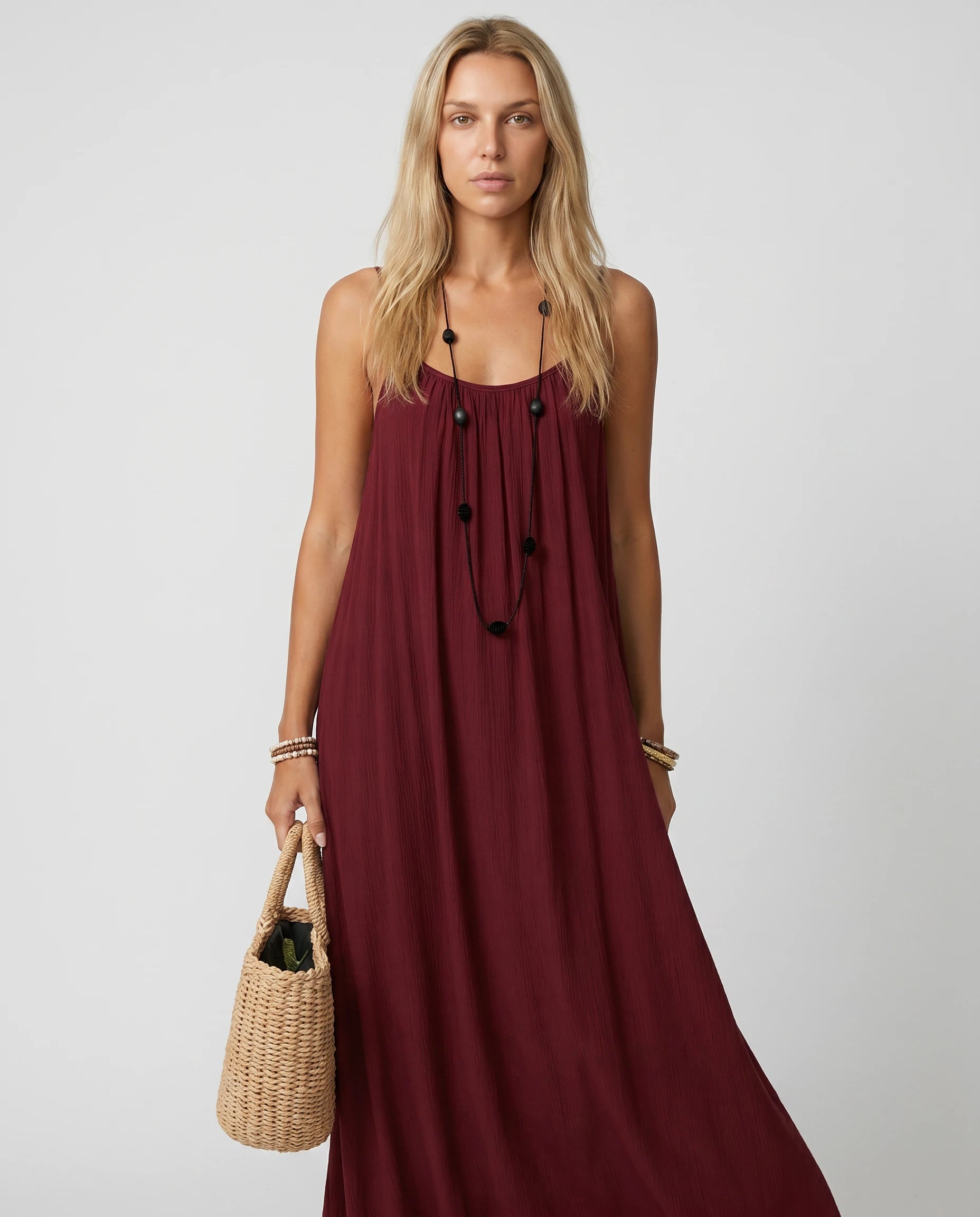 Robe longue dos nu Albane coloris bordeaux, vue studio