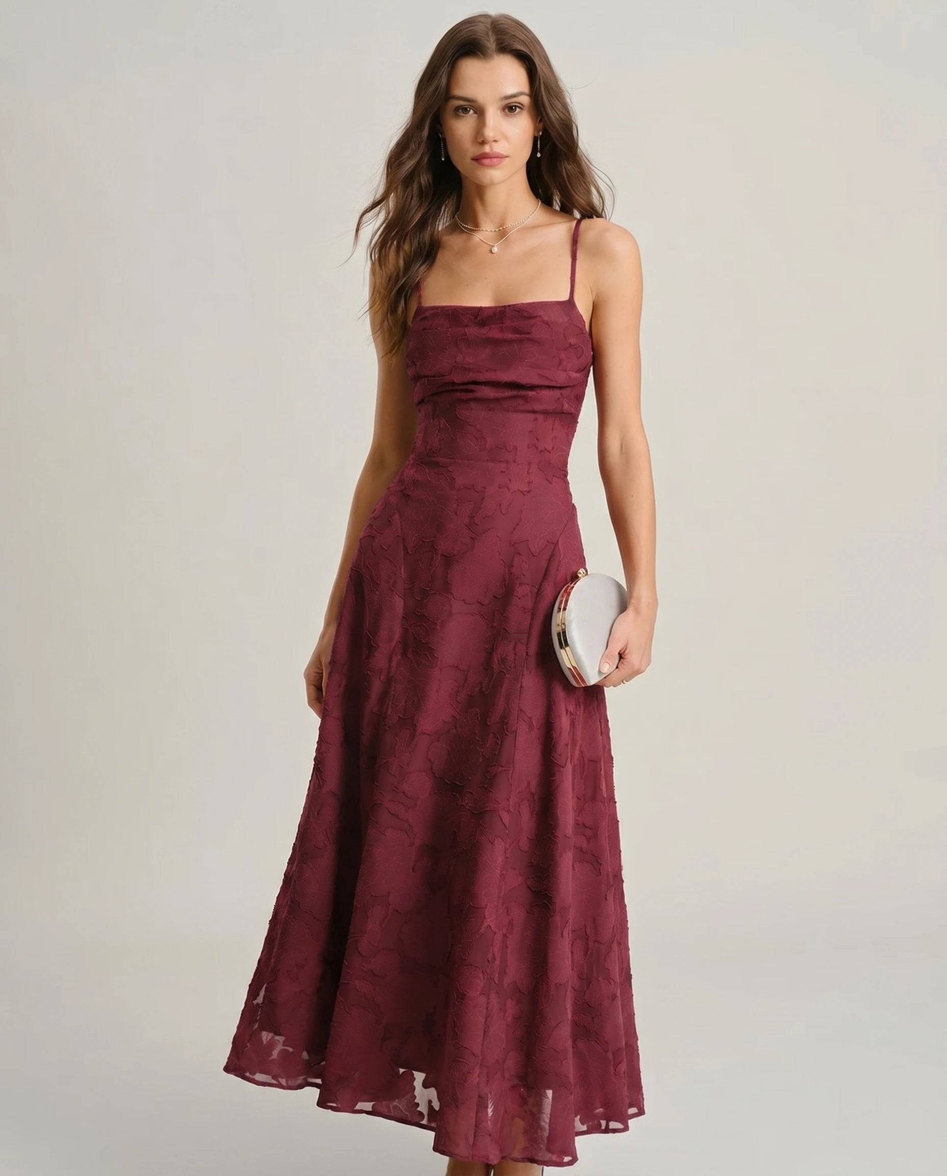 Robe longue jacquard Victoire coloris bordeaux, vue studio