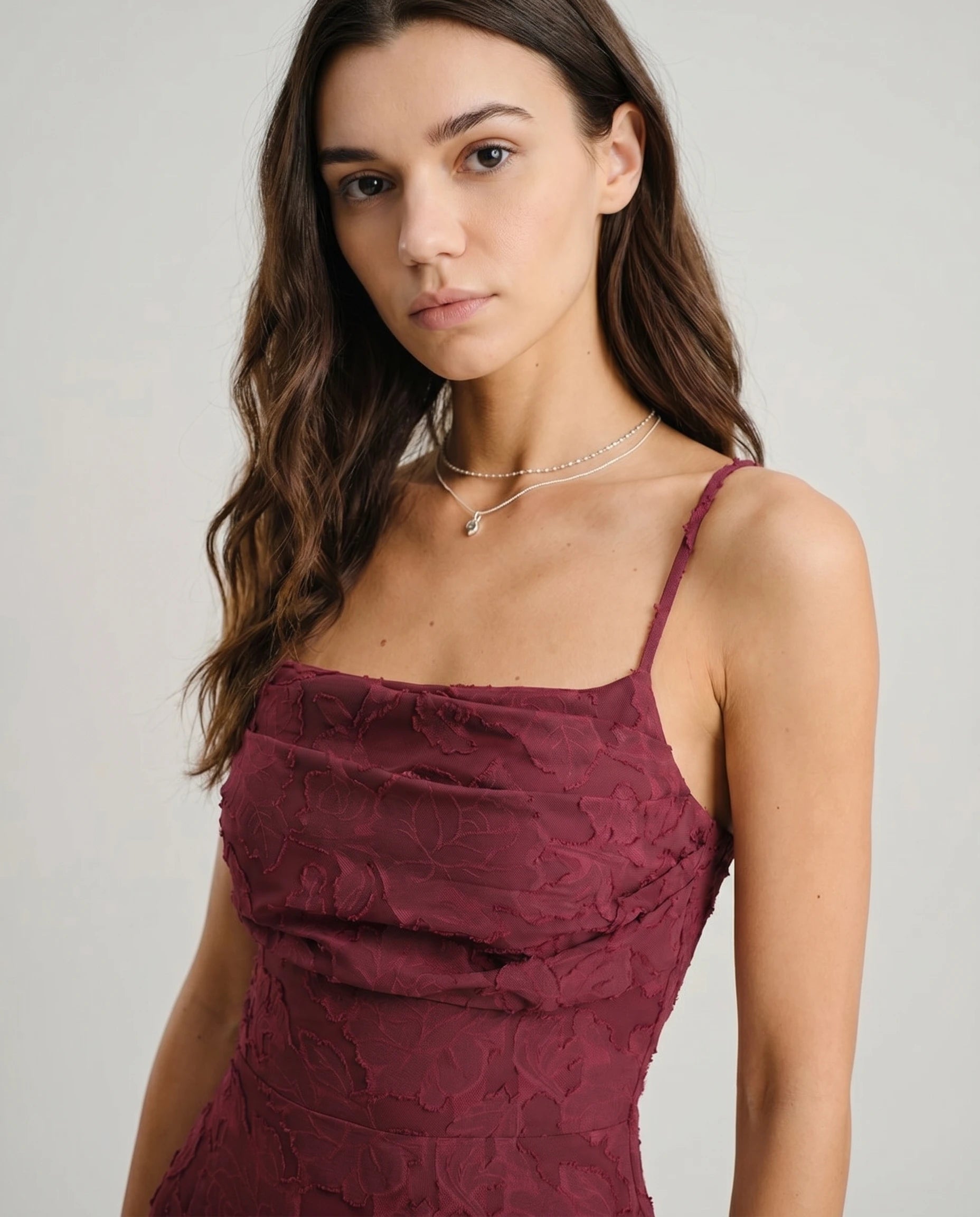Detail jacquard et encolure carree de la robe Victoire bordeaux