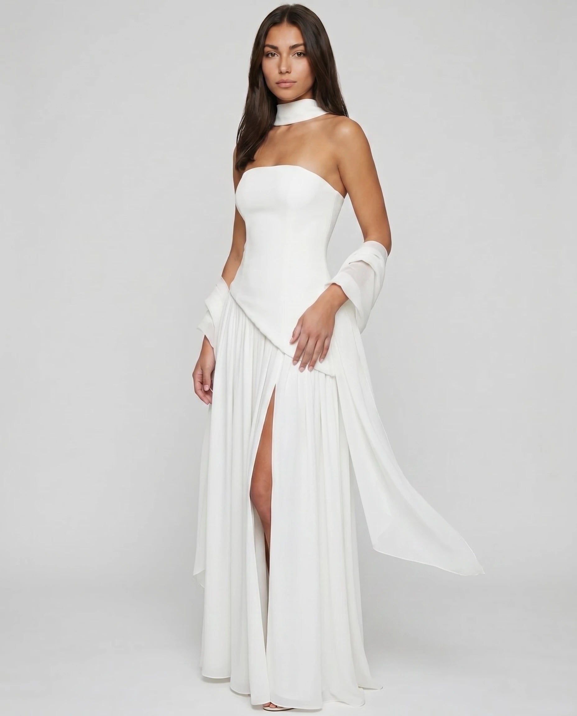 Robe longue bustier asymetrique blanche, mariage civil et ceremonie (vue trois-quarts plein pied)