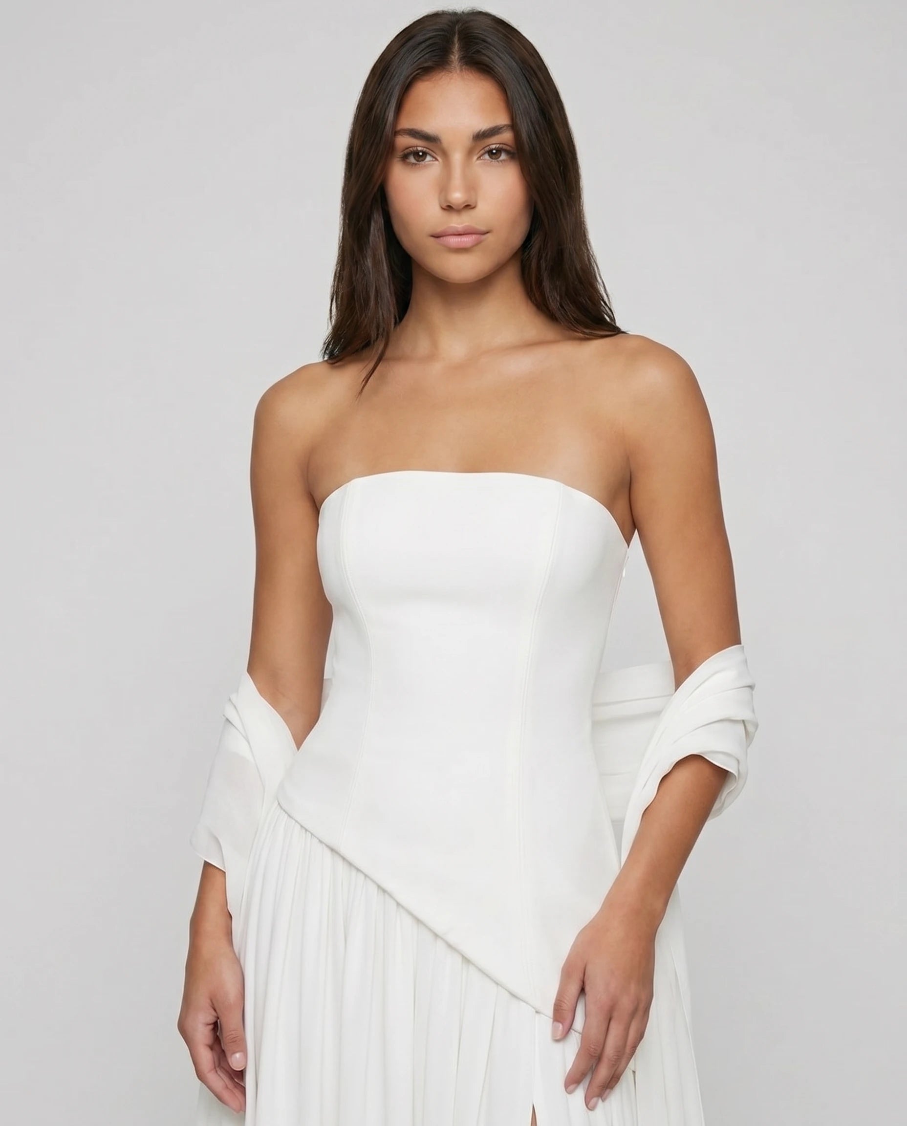 Robe longue bustier asymetrique blanche, mariage civil et ceremonie (dÃ©tail buste sculptÃ©)