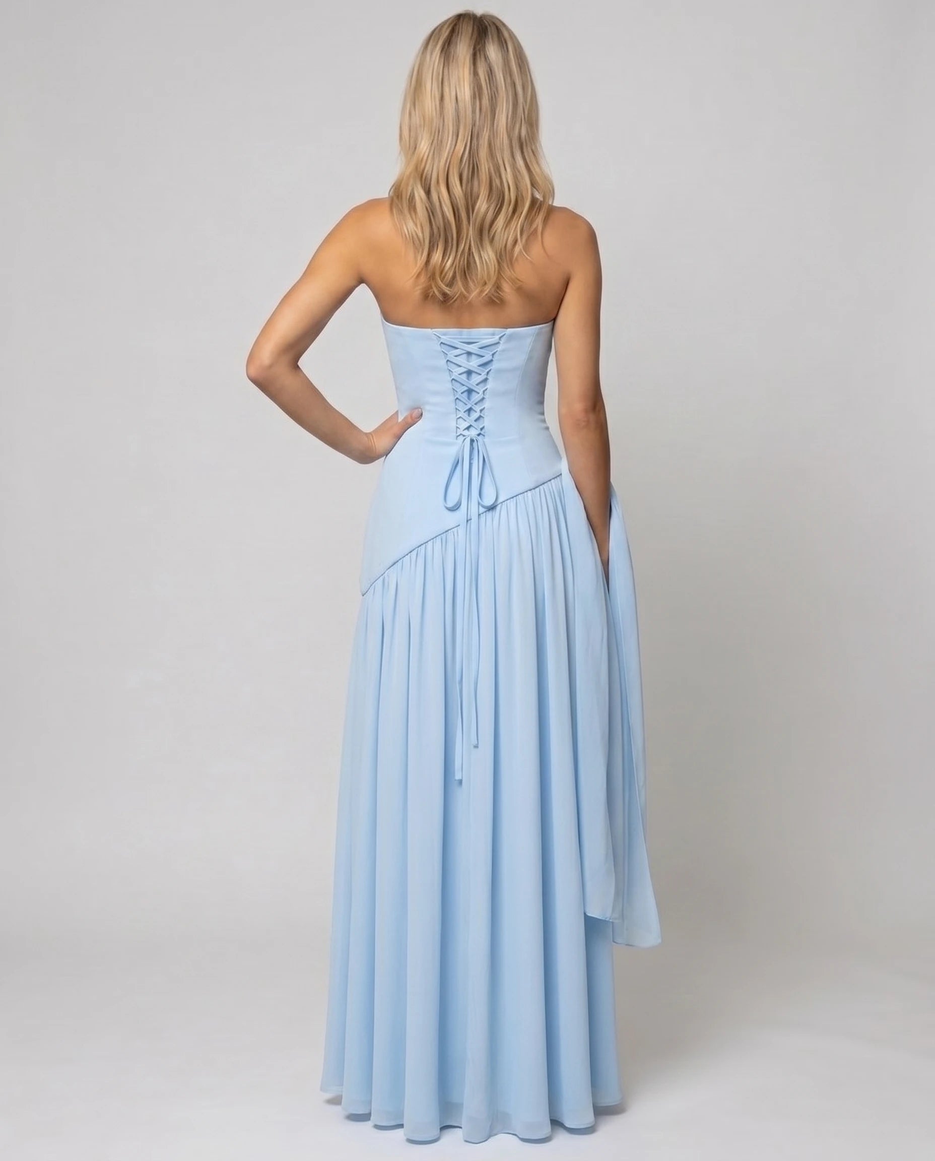 Robe longue bustier asymetrique bleu ciel, silhouette signature soiree (vue dos lacÃ© corsetÃ©)