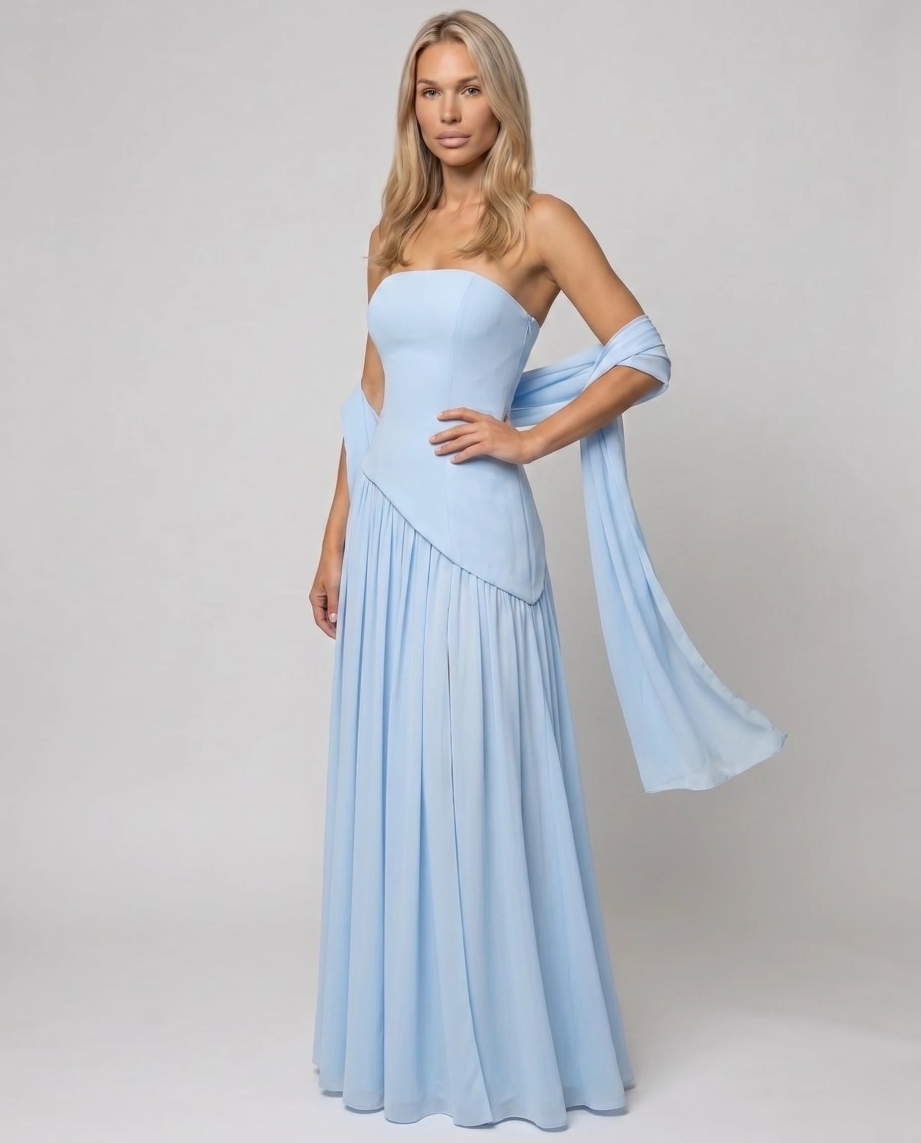 Robe longue bustier asymetrique bleu ciel, silhouette signature soiree (vue trois-quarts plein pied)