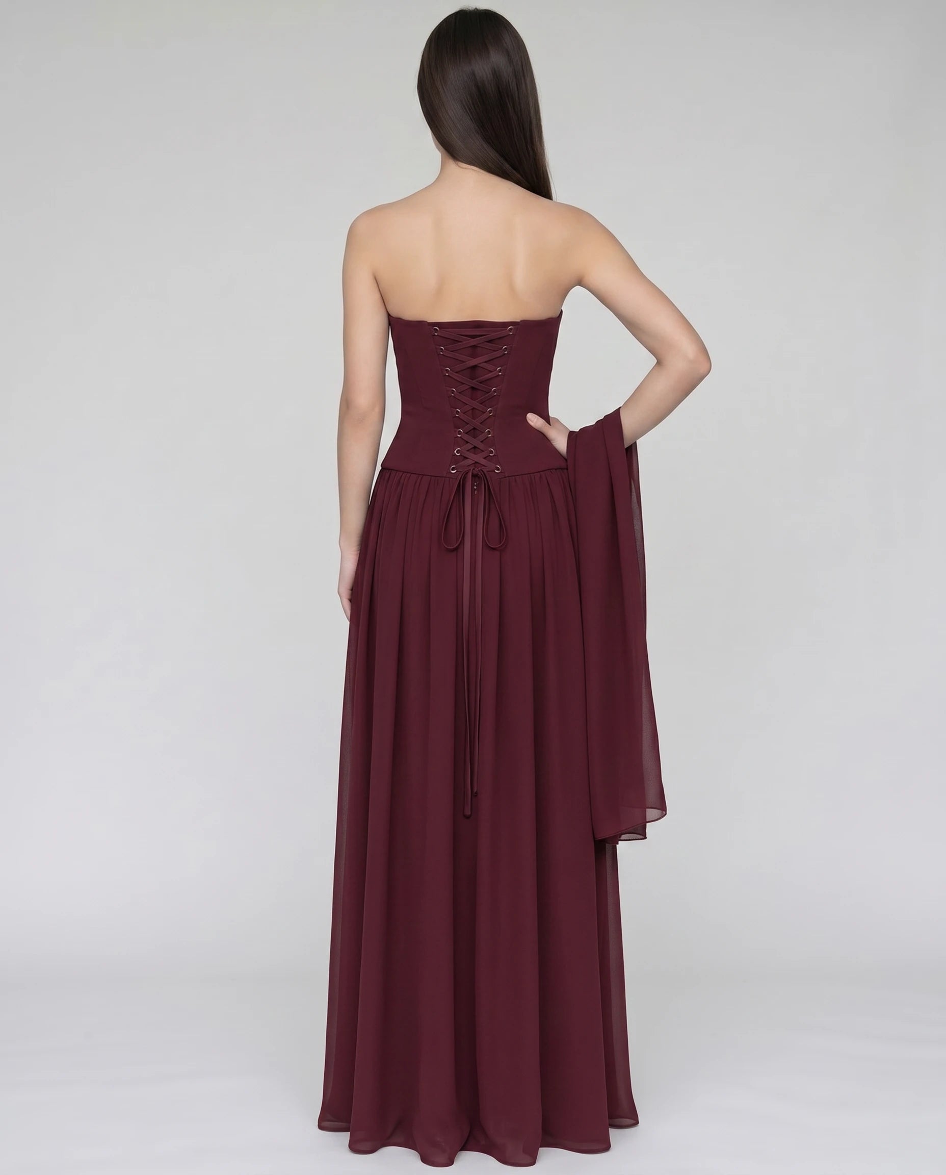 Robe longue bustier asymetrique bordeaux, bustier sculpte et jupe chiffon a fente (vue dos lacÃ© corsetÃ©)