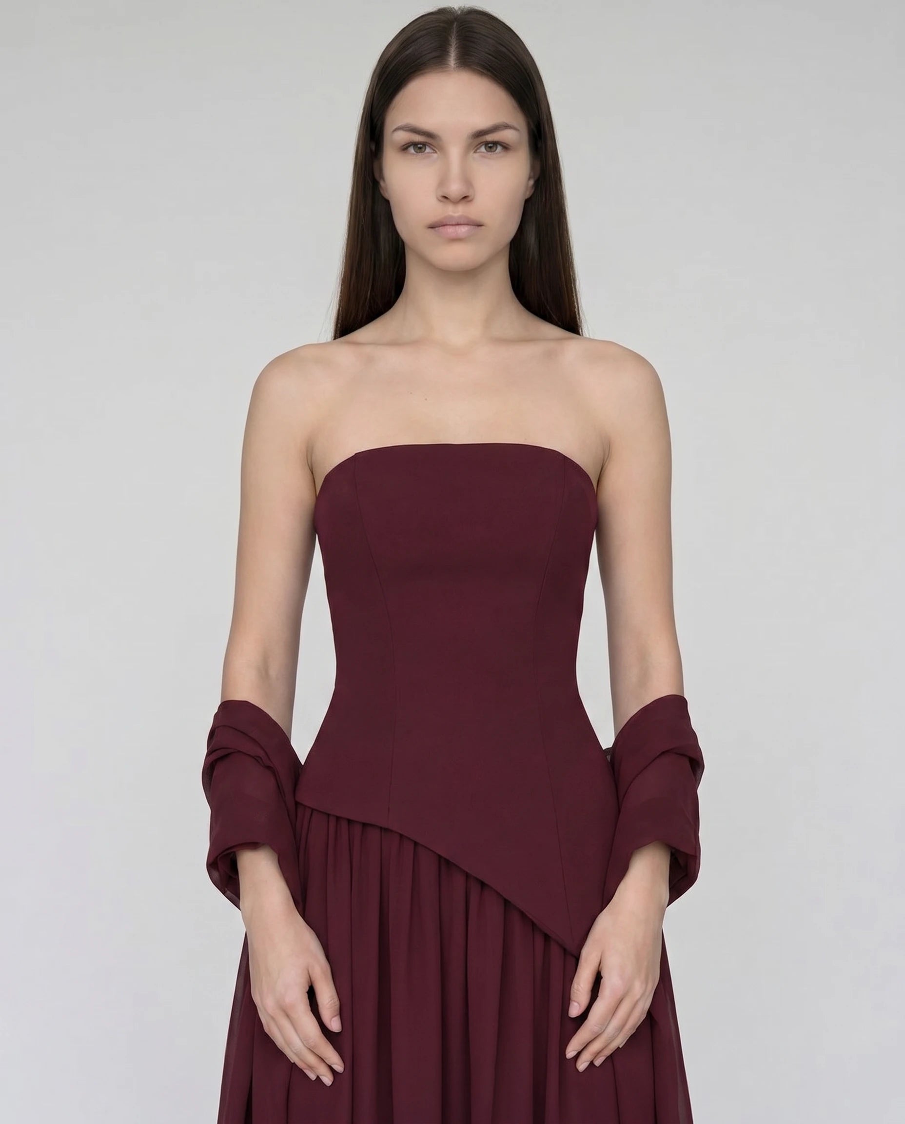 Robe longue bustier asymetrique bordeaux, bustier sculpte et jupe chiffon a fente (dÃ©tail buste sculptÃ©)