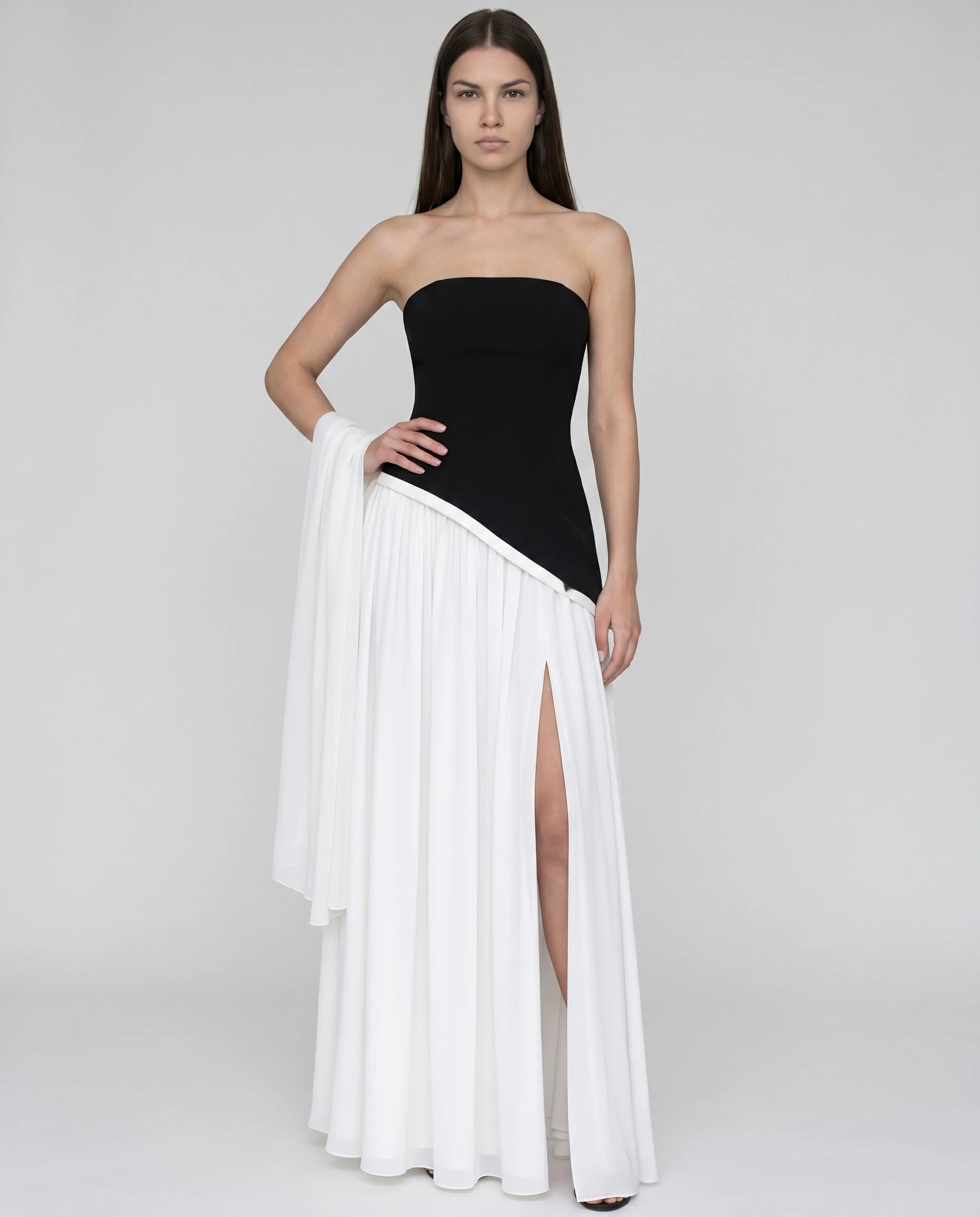 Robe longue bustier asymetrique noir et blanc, jupe chiffon contrastee (vue frontale studio)