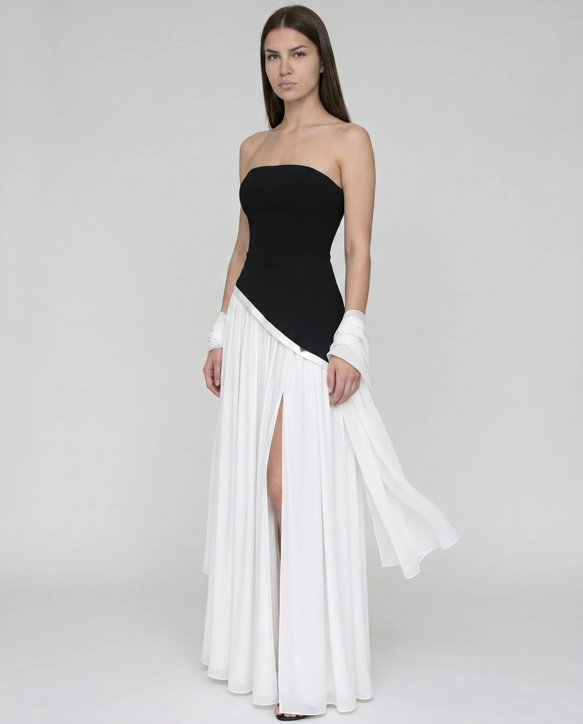 Robe longue bustier asymetrique noir et blanc, jupe chiffon contrastee (vue trois-quarts plein pied)