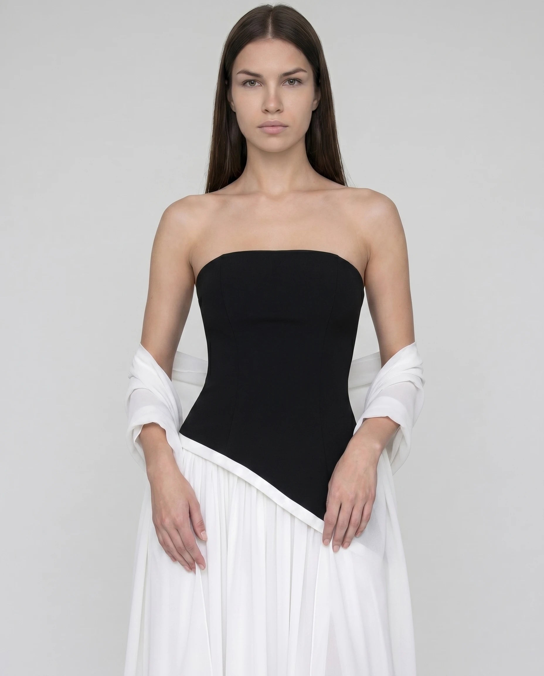 Robe longue bustier asymetrique noir et blanc, jupe chiffon contrastee (dÃ©tail buste sculptÃ©)