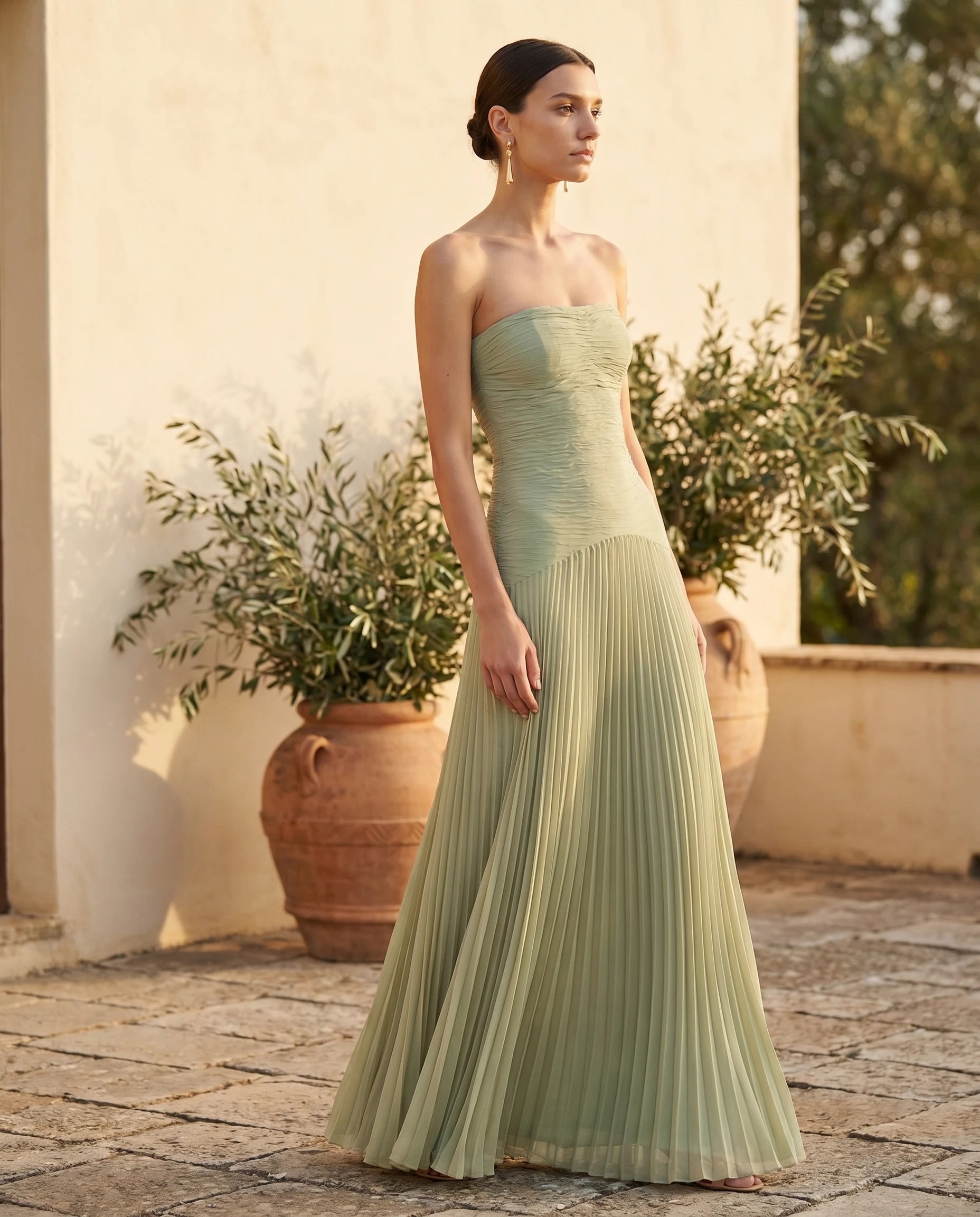Robe longue bustier plissee Eloise - Vert Sauge - lifestyle terrasse mediterraneenne