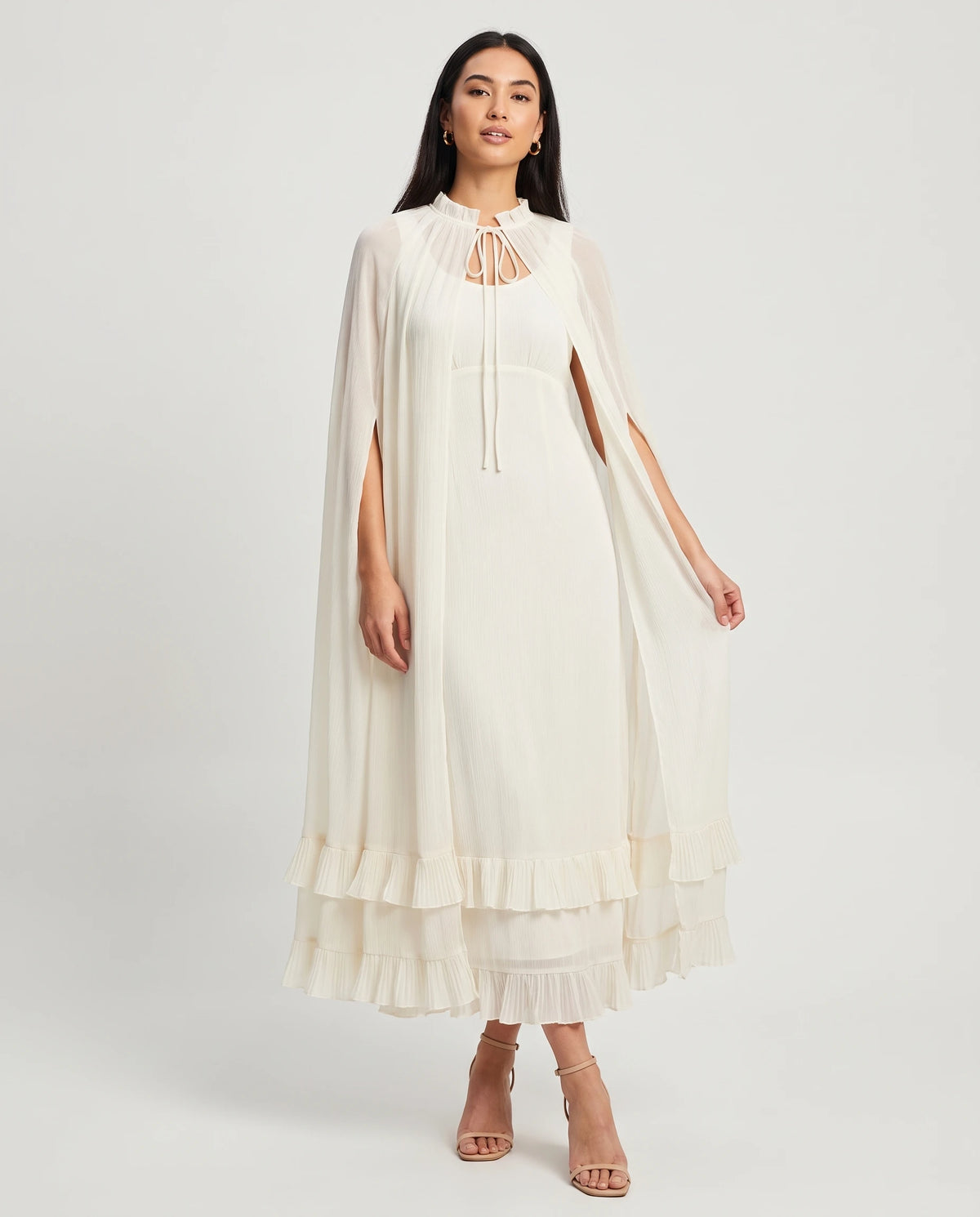 Langes Capekleid aus plissiertem Chiffon Azalée in Elfenbein, Vorderansicht in ganzer Länge