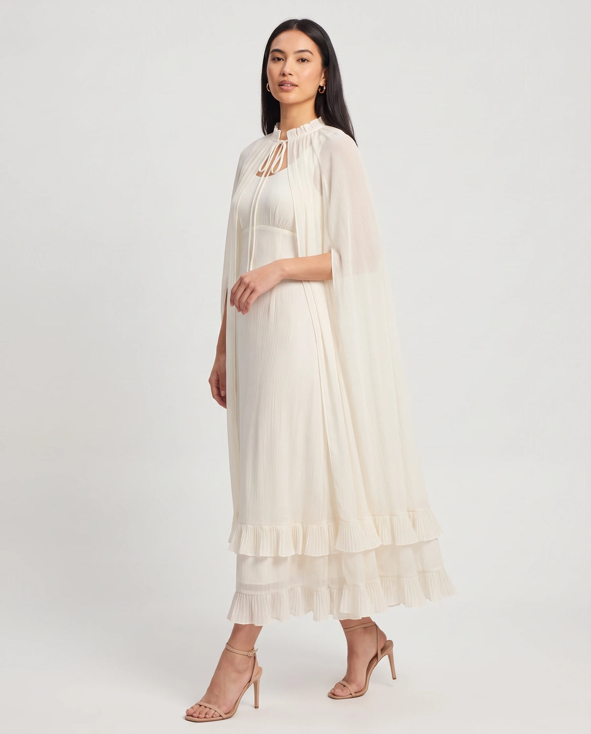 Langes Capekleid aus plissiertem Chiffon Azalée in Elfenbein, Dreiviertelansicht
