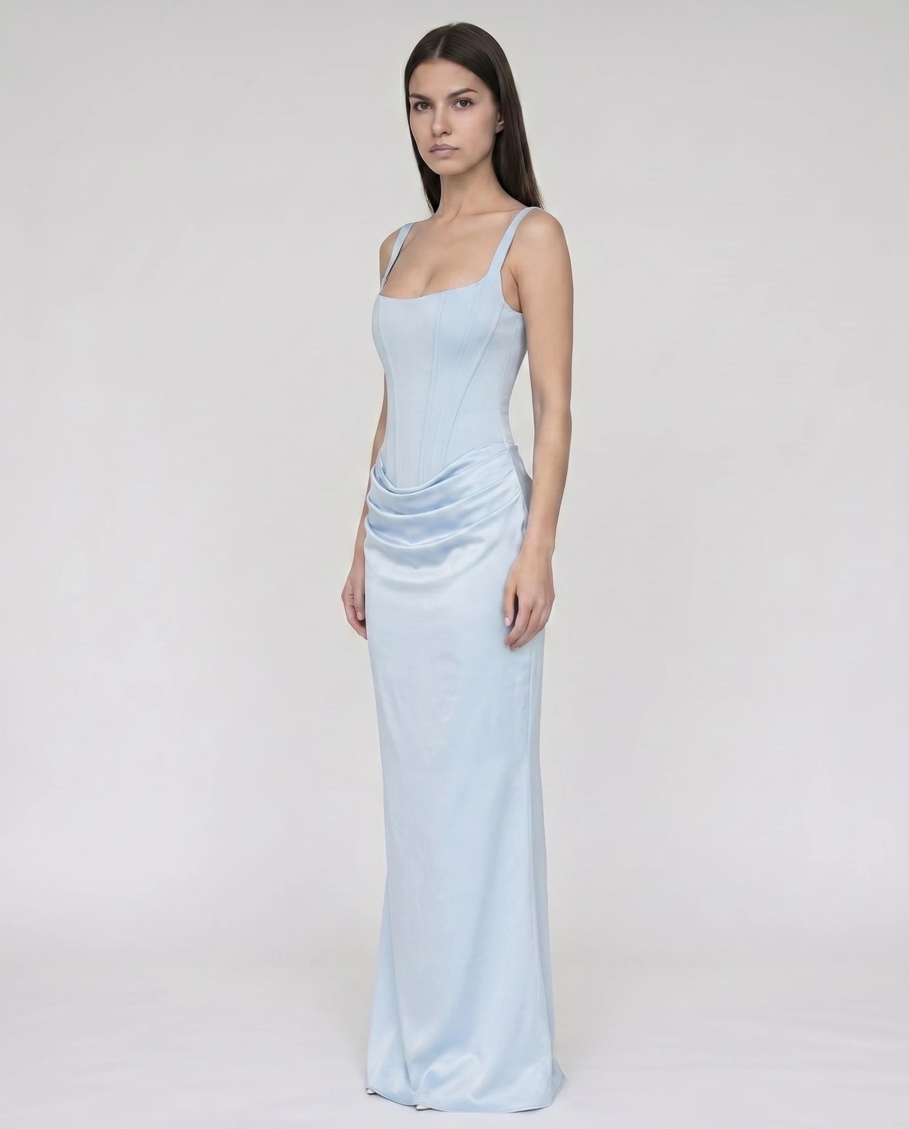 Robe longue corset bleu ciel en satin, silhouette sablier (buste trois-quarts)