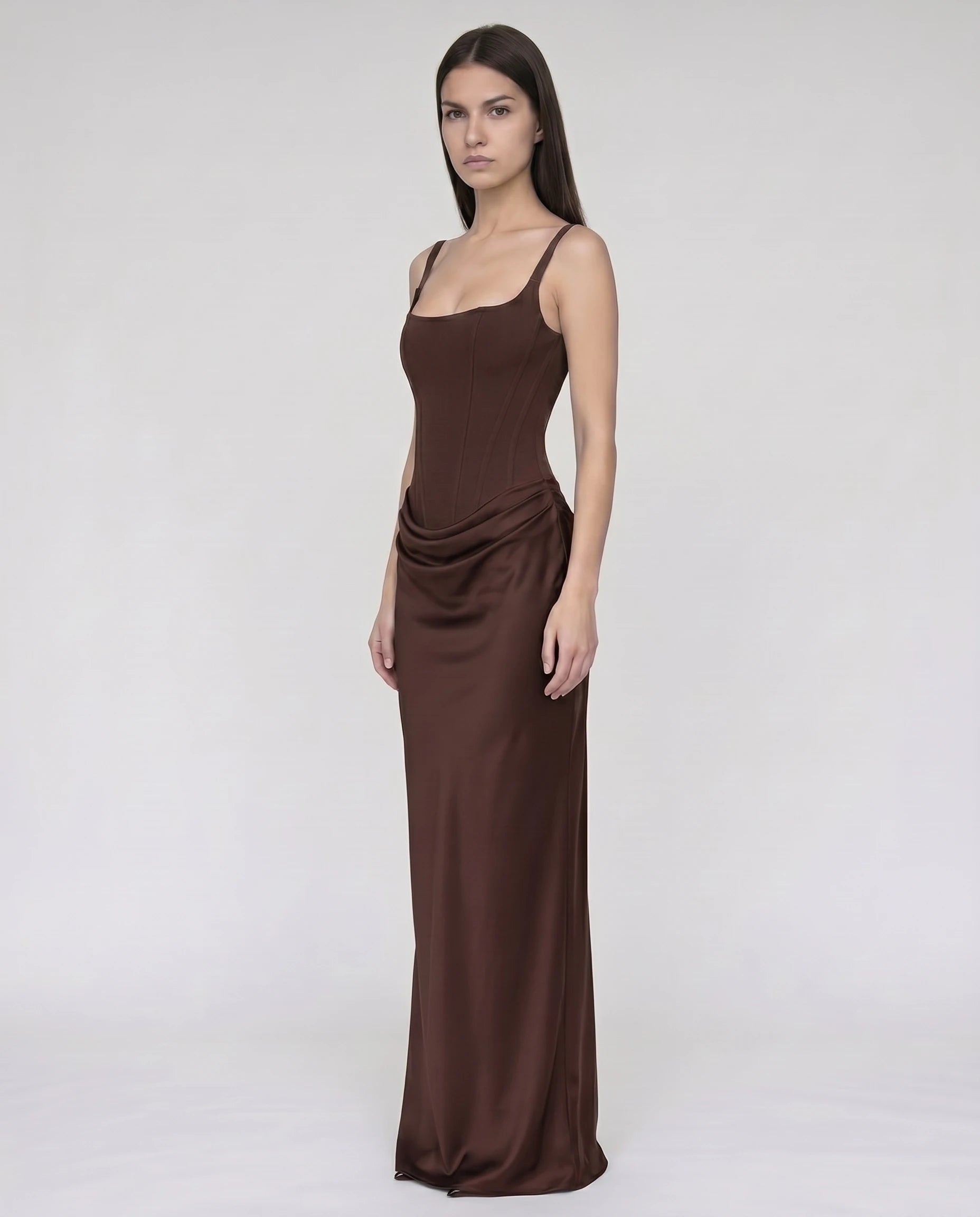 Robe longue corset chocolat en satin, drapÃ© latÃ©ral Ã  la hanche (buste trois-quarts)