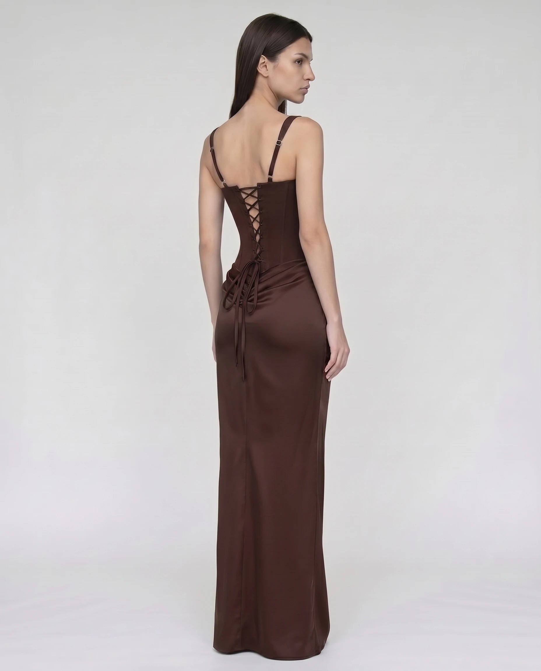 Robe longue corset chocolat en satin, drapÃ© latÃ©ral Ã  la hanche (dos lacÃ©)