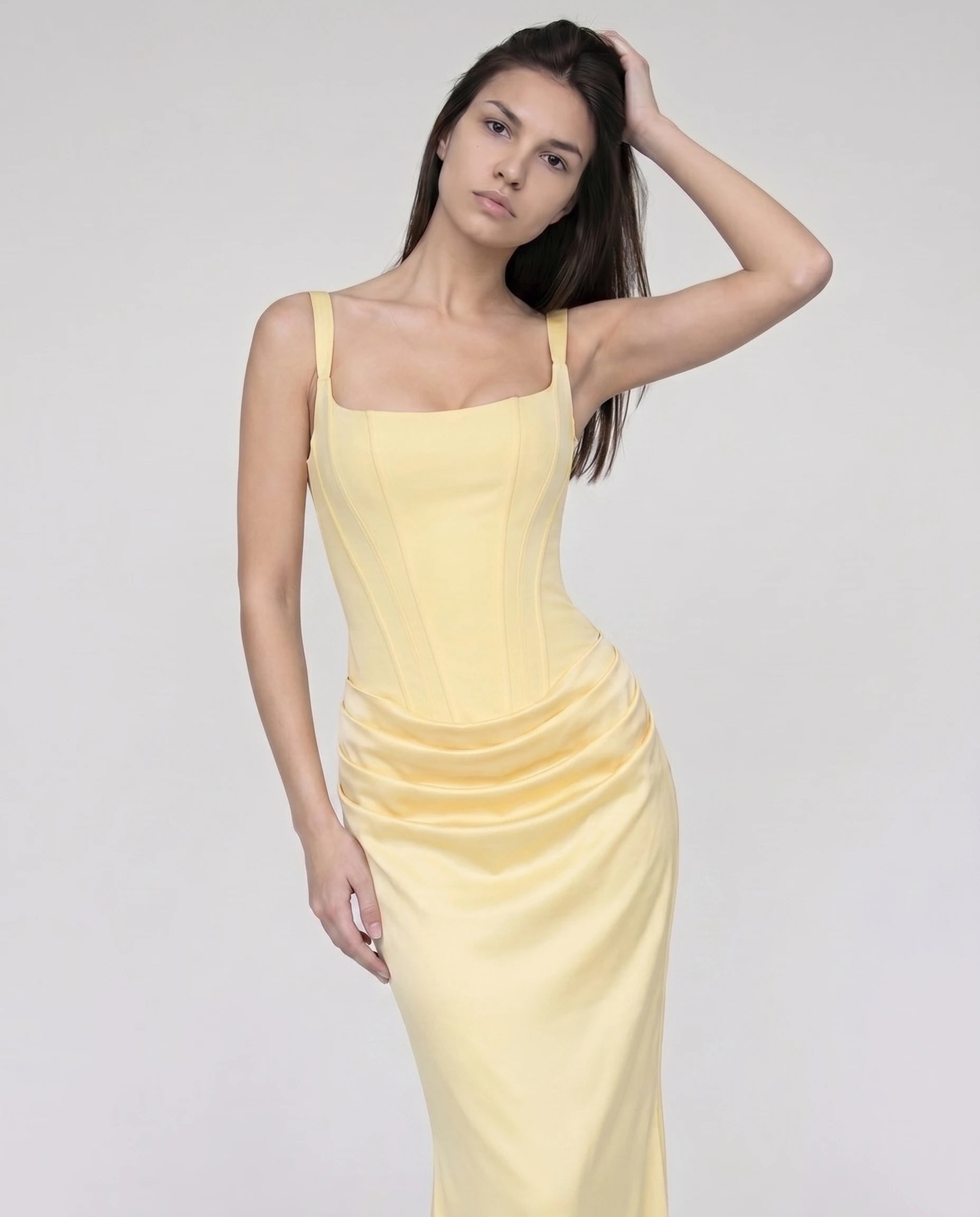 Robe longue corset jaune beurre en satin, dos lacÃ© ruban (pose Ã©ditoriale glamour)