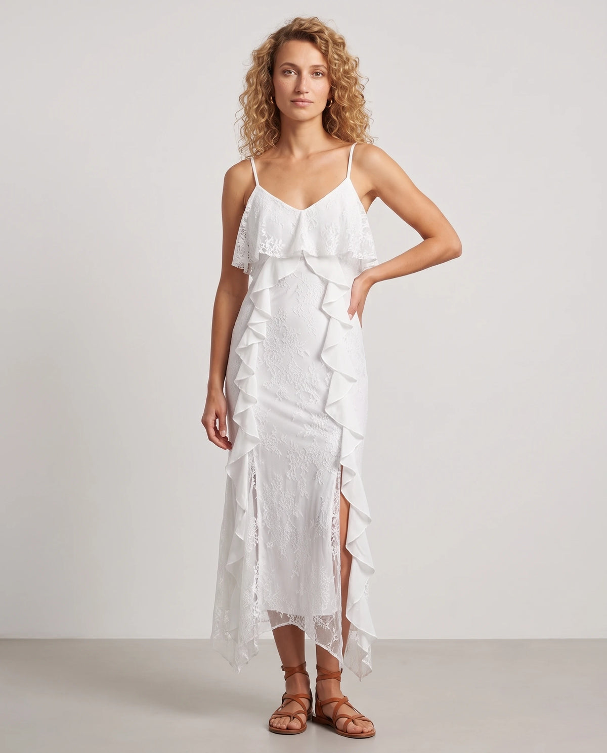 Langes Spitzenkleid mit Volants und Schlitz Amélia in Weiß, Vorderansicht in ganzer Länge