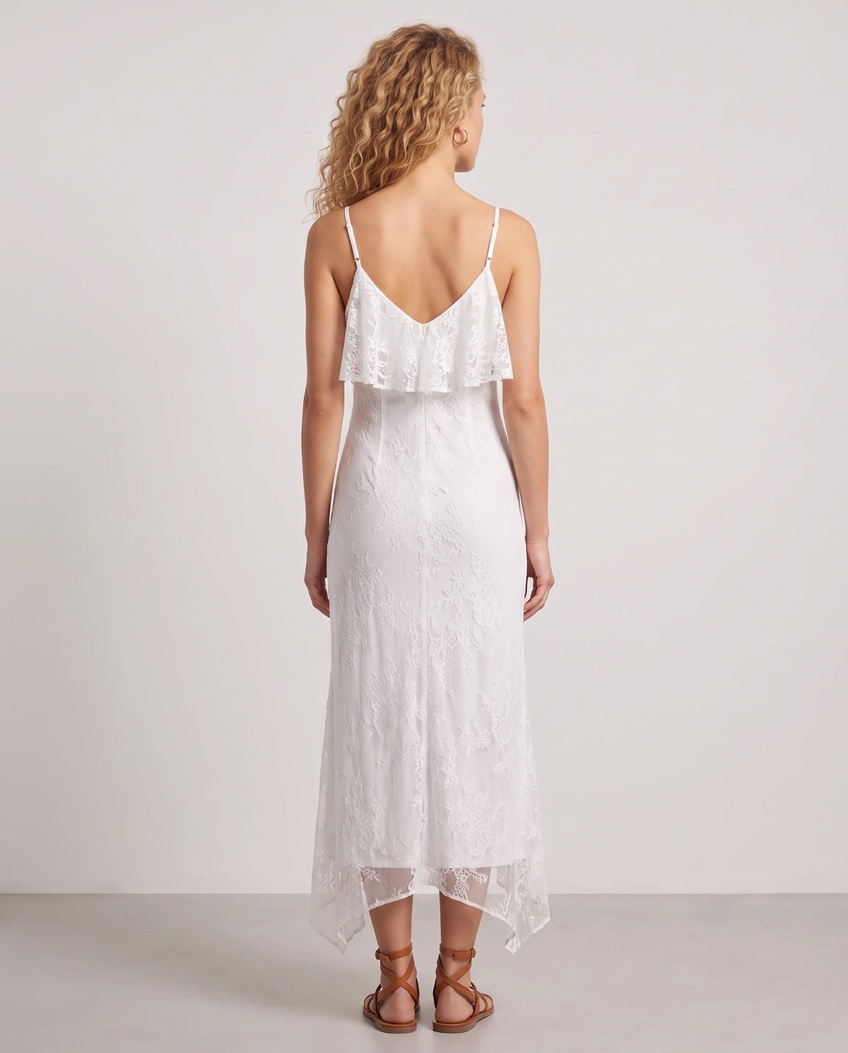 Langes Spitzenkleid mit Volants und Schlitz Amélia in Weiß, Rückansicht