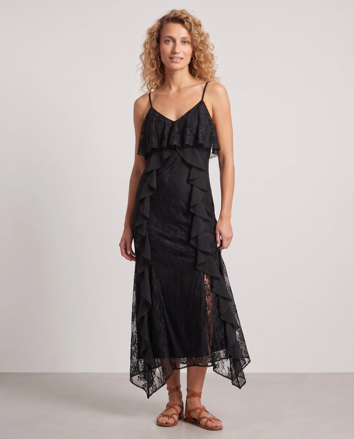 Langes Spitzenkleid mit Volants und Schlitz Amélia in Schwarz, Vorderansicht in ganzer Länge