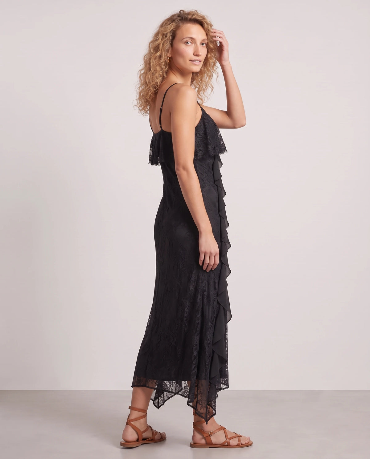 Langes Spitzenkleid mit Volants und Schlitz Amélia in Schwarz, Dreiviertelansicht