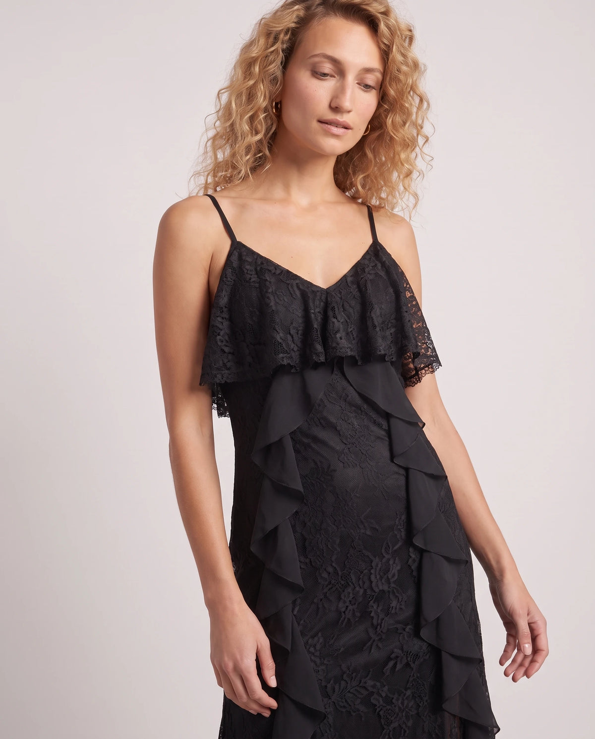 Langes Spitzenkleid mit Volants und Schlitz Amélia in Schwarz, Detail des Brustvolants und der Spitze