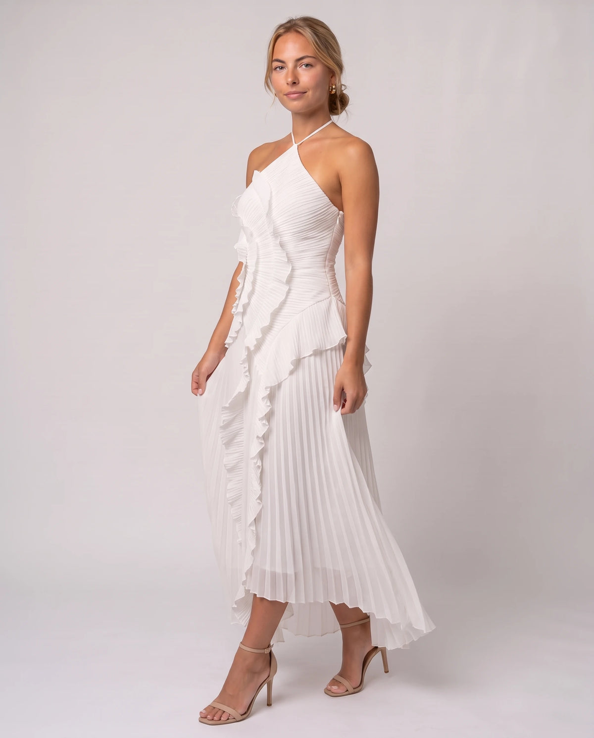 Langes Neckholder-Plisseekleid mit Volants Clélia in Weiß, Dreiviertelansicht