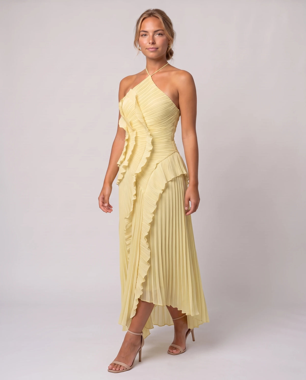 Langes Neckholder-Plisseekleid mit Volants Clélia in Hellgelb, Dreiviertelansicht