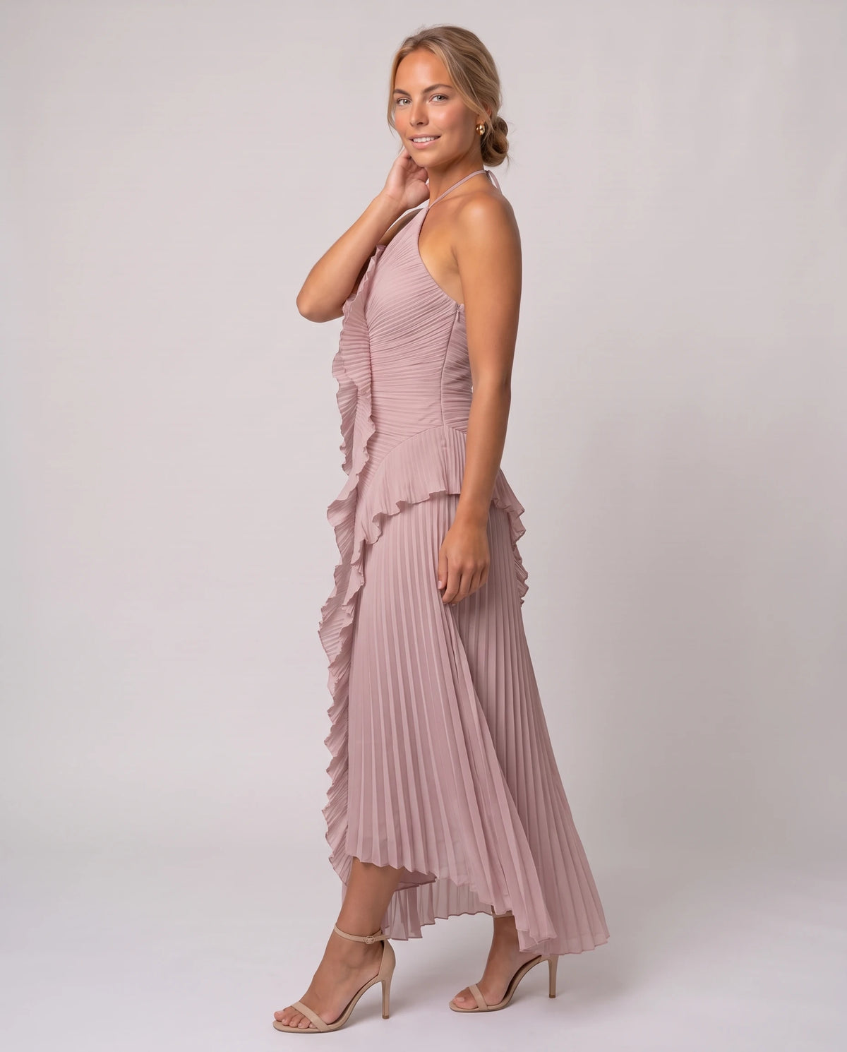 Langes Neckholder-Plisseekleid mit Volants Clélia in Puderrosa, Dreiviertelansicht