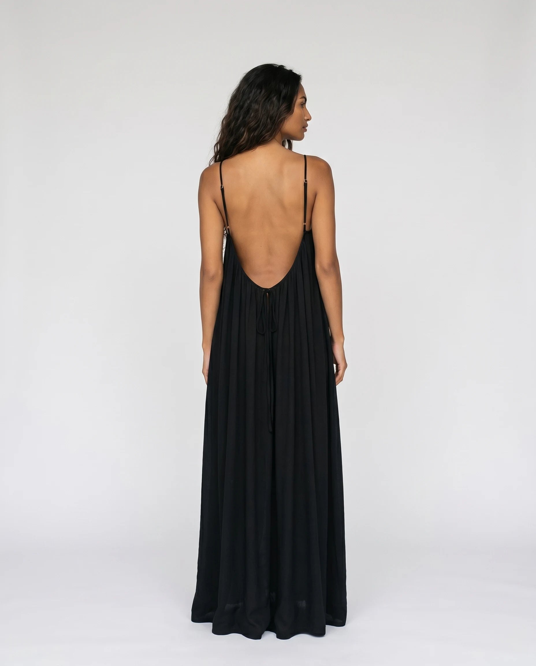 Robe longue trapèze dos nu noire Margaux Zolena, vue studio sur fond gris clair