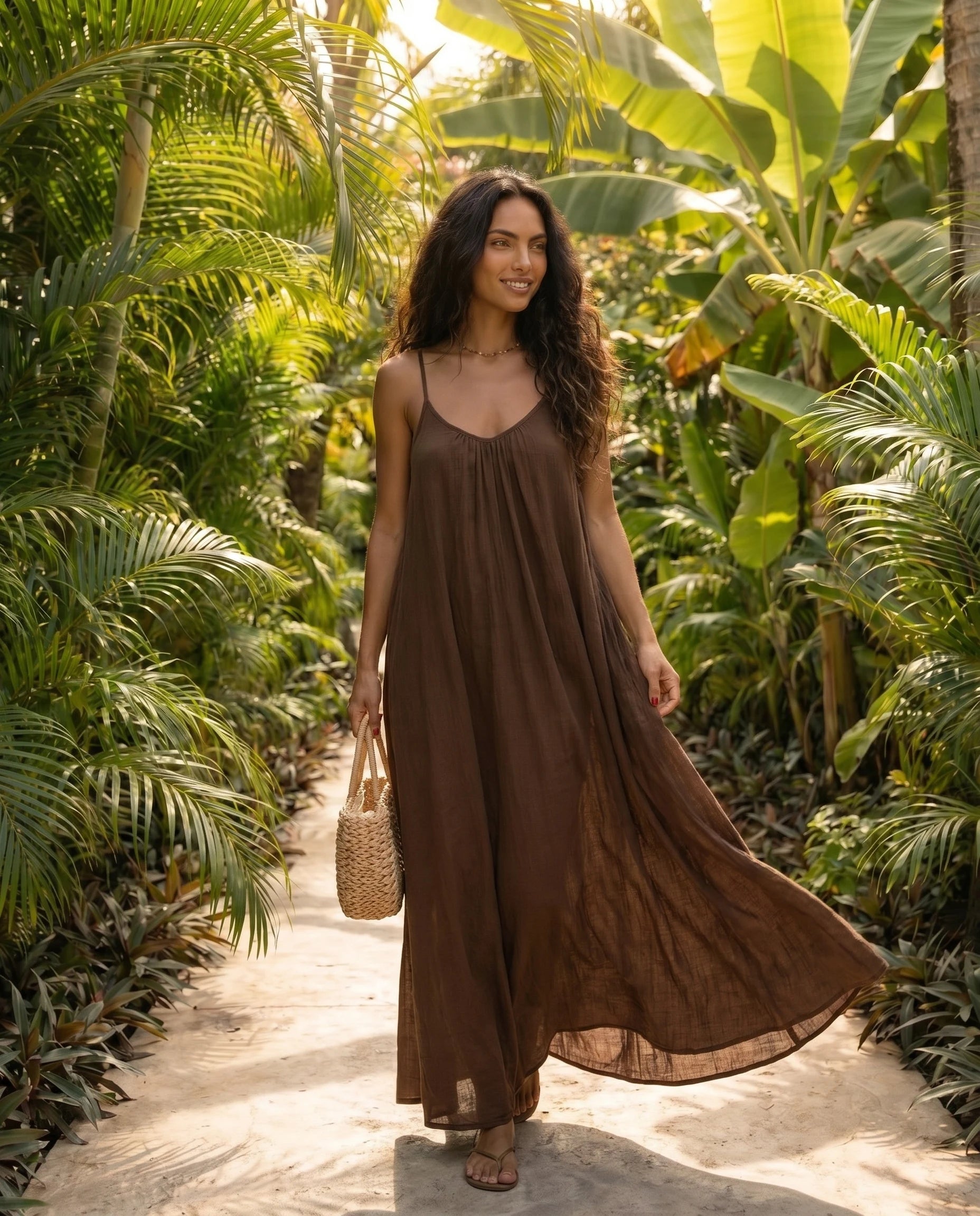 Robe longue trapèze dos nu marron café Zolena, lifestyle en marche