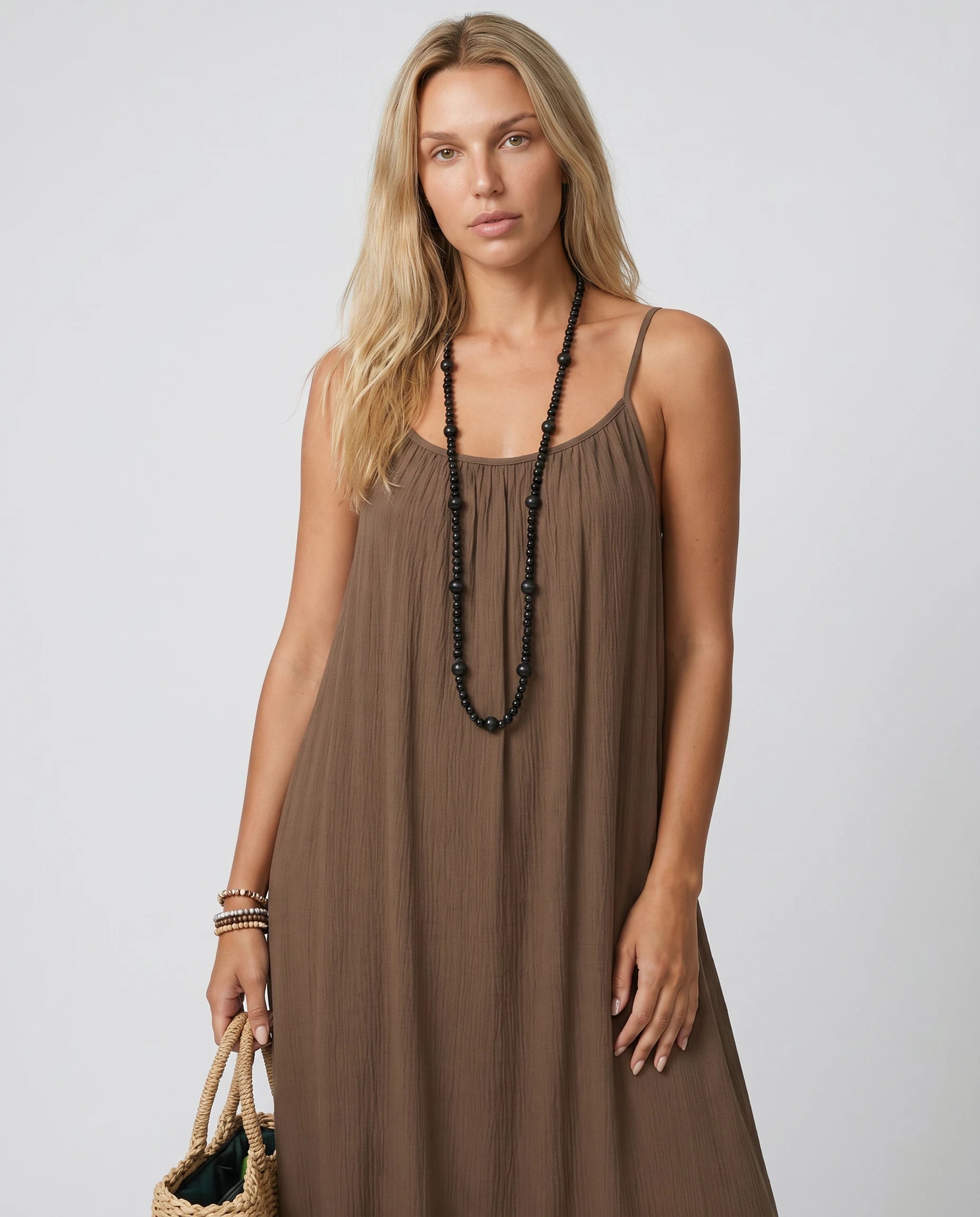 Robe longue dos nu Albane coloris cafe, vue studio