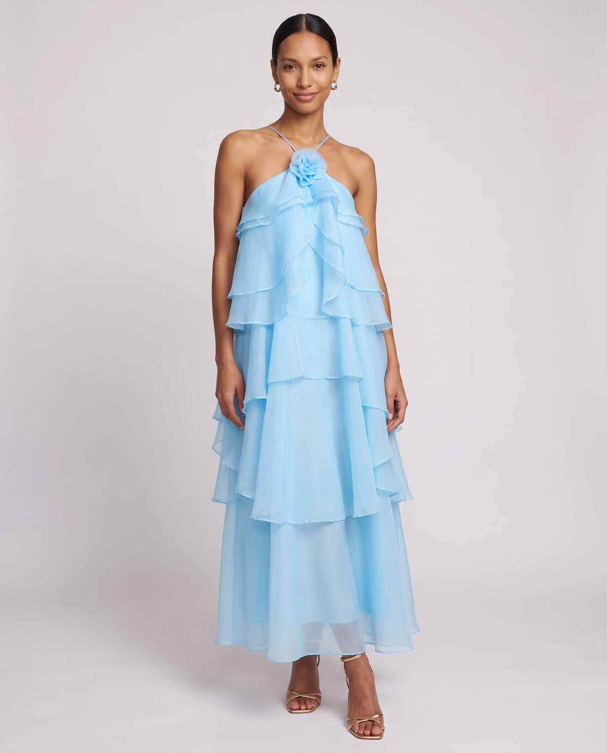 Robe longue halter en organza à volants étagés Iliana en Bleu Ciel, vue de face en pied