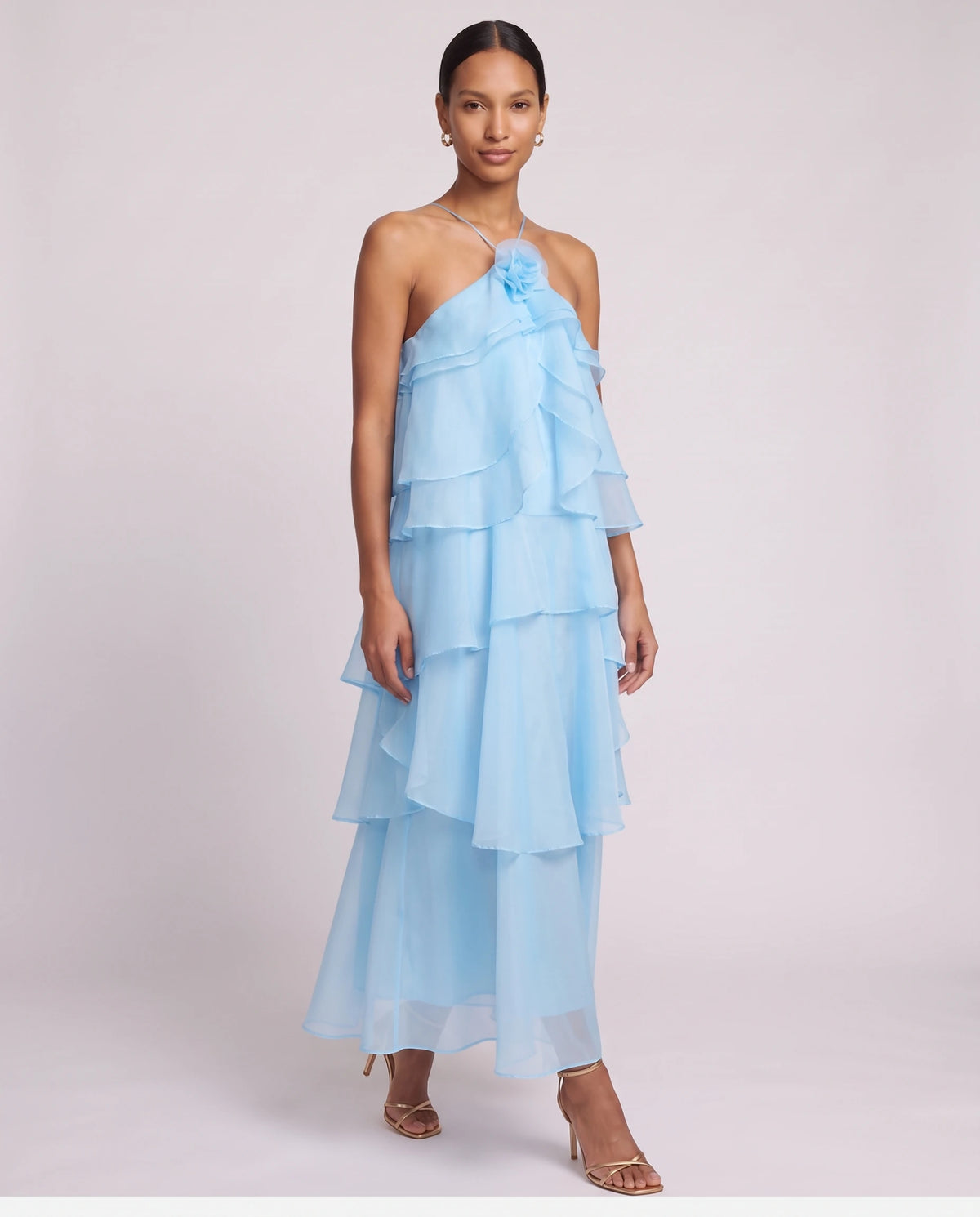 Robe longue halter en organza à volants étagés Iliana en Bleu Ciel, vue de trois quarts