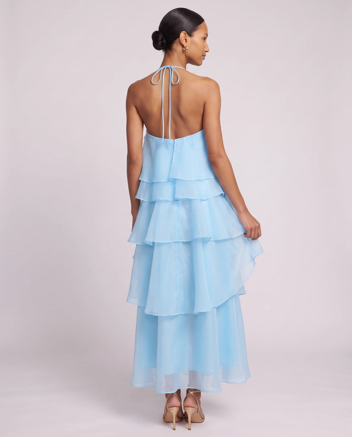 Robe longue halter en organza à volants étagés Iliana en Bleu Ciel, vue de dos