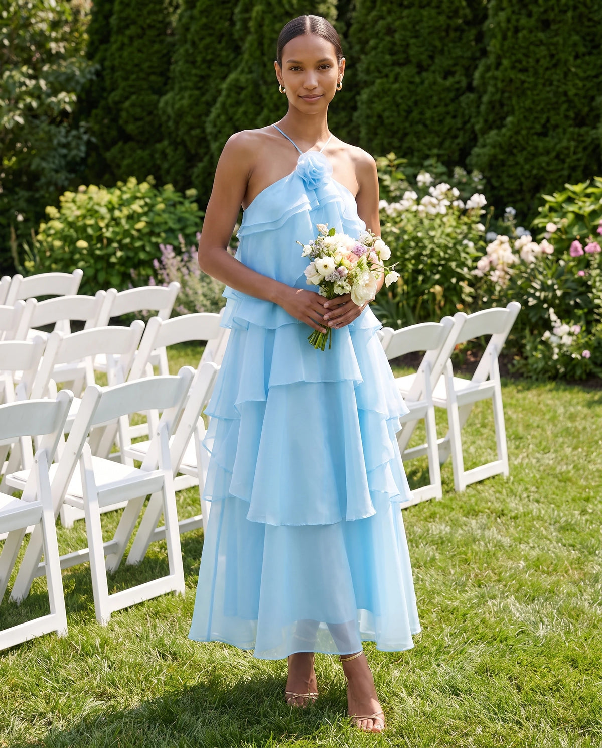 Robe longue halter en organza à volants étagés Iliana en Bleu Ciel, portée sur la pelouse d'un mariage