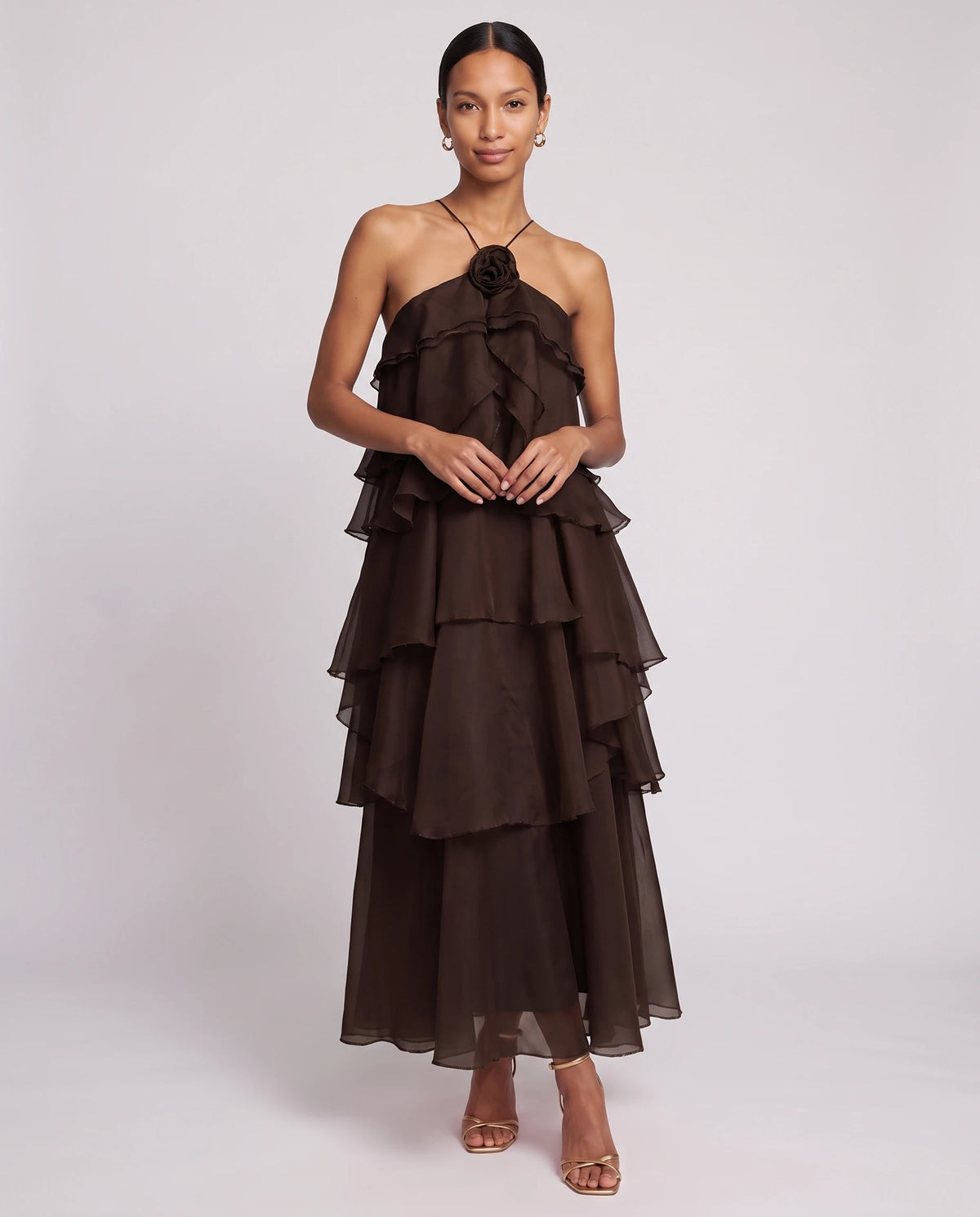 Robe longue halter en organza à volants étagés Iliana en Chocolat Foncé, vue de face en pied